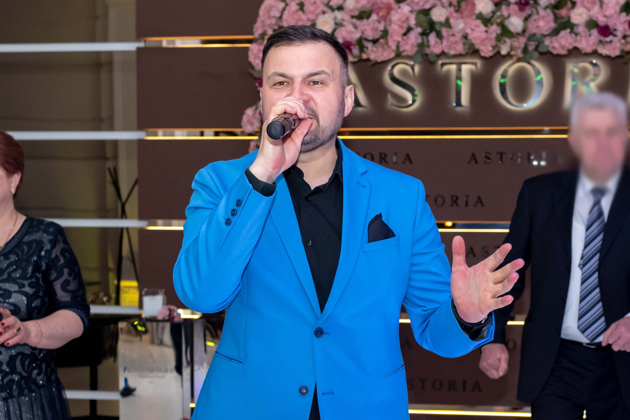 Moderator pentru nunta,cumatrie,zi de nastere,petrecerei corporative.                                                                        Ведущий на свадьбу Кишинев, Ведущий на день рождения  Кишинев, Ведущий на корпоратив Кишинев, Ведущий на выпускной Кишинев.           