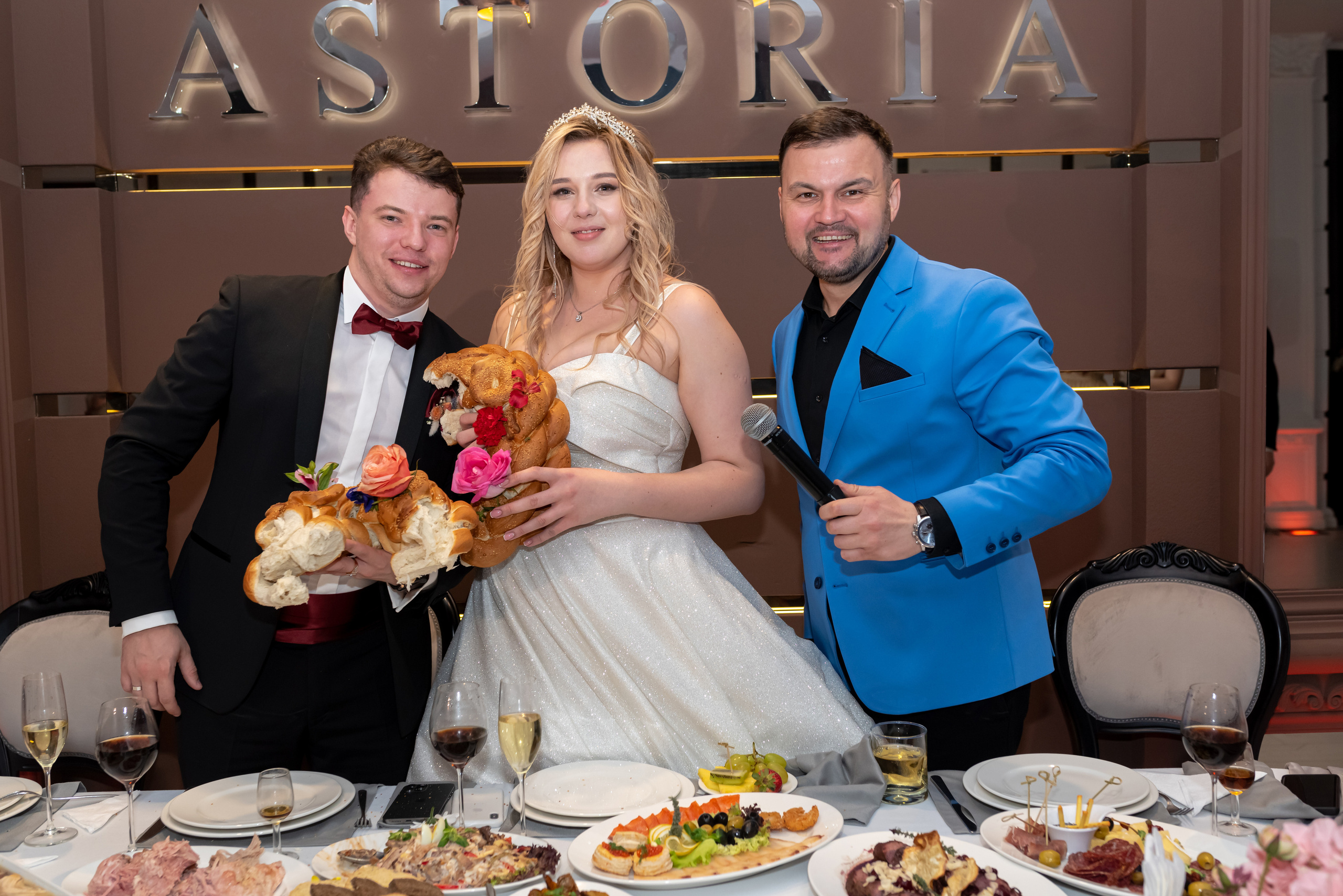 Moderator pentru nunta,cumatrie,zi de nastere,petrecerei corporative.                                                                        Ведущий на свадьбу Кишинев, Ведущий на день рождения  Кишинев, Ведущий на корпоратив Кишинев, Ведущий на выпускной Кишинев.           