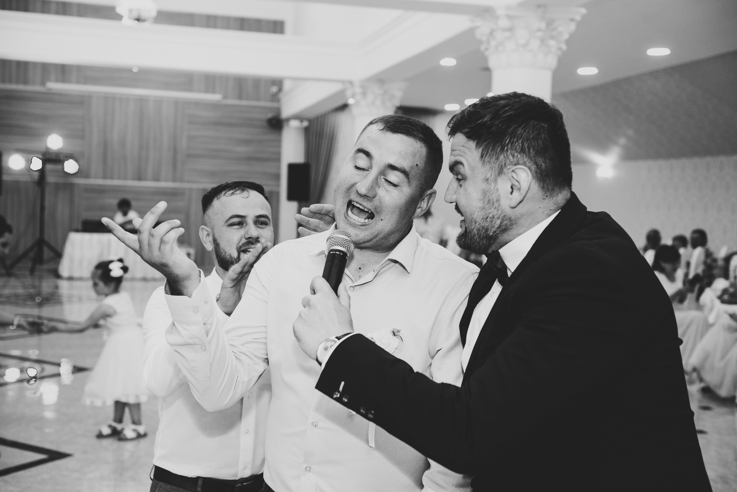 Moderator pentru nunta,cumatrie,zi de nastere,petrecerei corporative.                                                                        Ведущий на свадьбу Кишинев, Ведущий на день рождения  Кишинев, Ведущий на корпоратив Кишинев, Ведущий на выпускной Кишинев.           