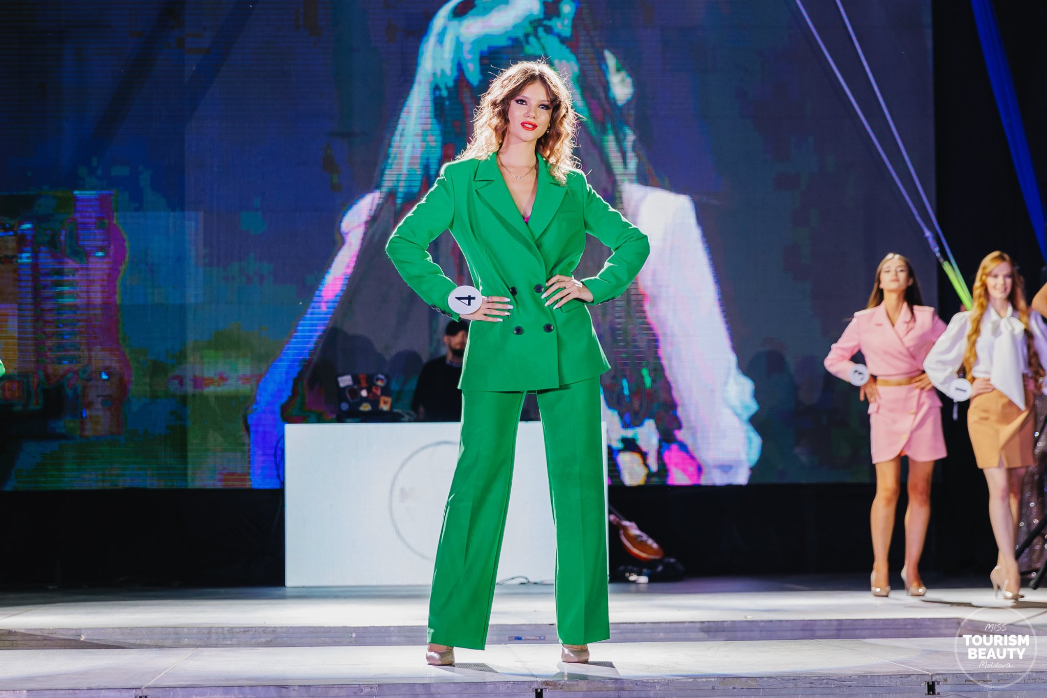 Servicii de Moderator,Dj,Lumini,Fum greu,Foto și video,Iepurasii de aur,Show programe la Chișinău și în afară țării.                                                                                          Услуги Ведущего,Диджея,Свет,Тяжелый дым,Фото и видео,Зеркальные кролики,Шоу программа в Кишиневе и по всему миру.    Viber,Whatsapp,Telegram:+37379886716.                                     