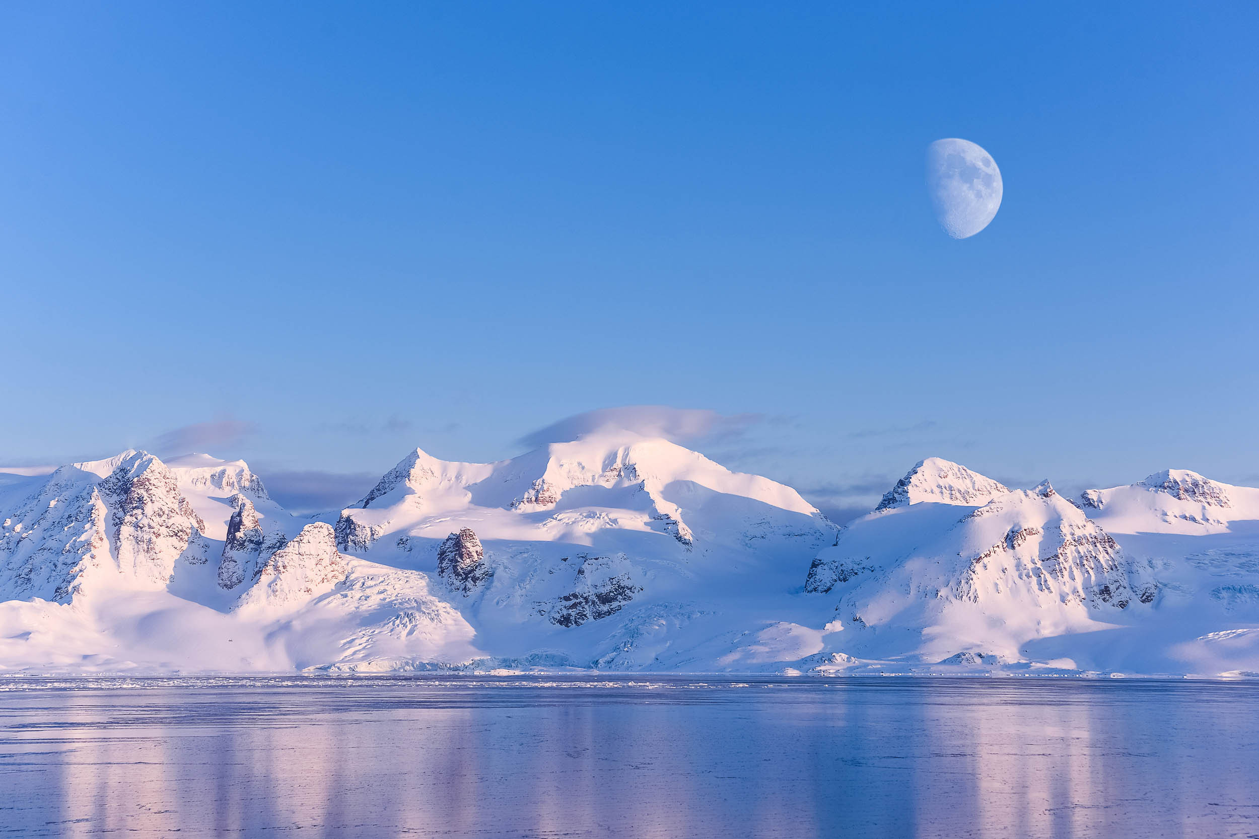 Svalbard. Winter. Day. Family and wedding photographer in Norway Bublik Polina