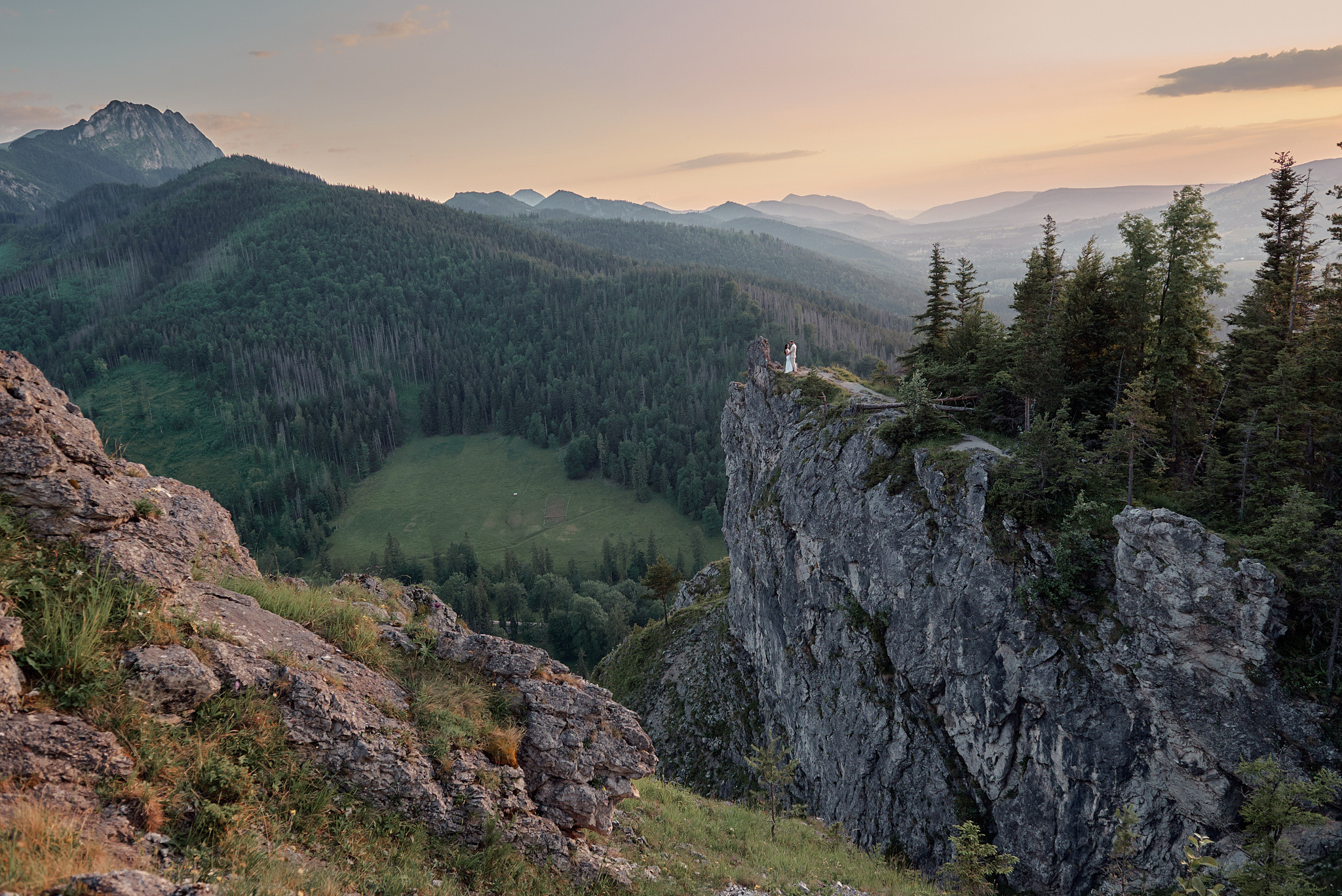 Wedding in mountains. Calgary wedding photo and video. Photographer Andrii Bielikov