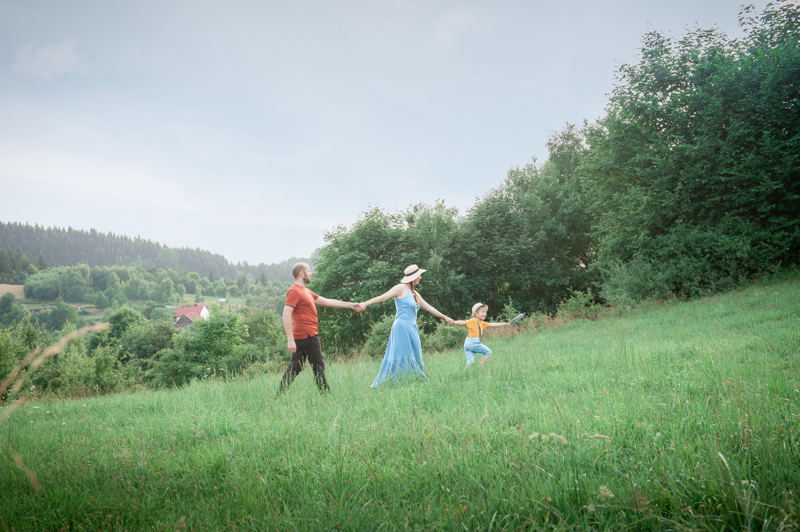 Family photo shoot. Calgary wedding photo and video. Photographer Andrii Bielikov