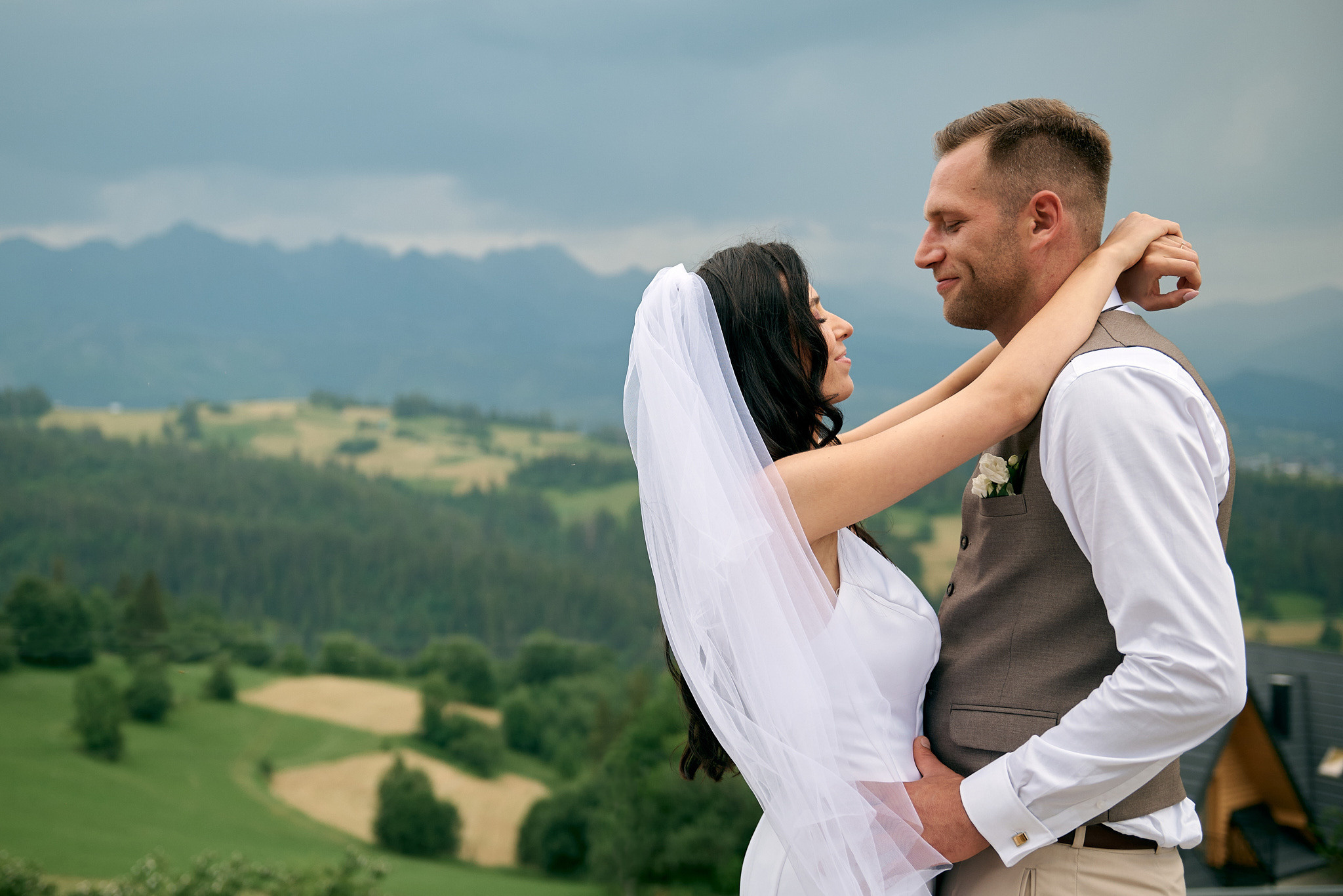 Wedding in mountains. Calgary wedding photo and video. Photographer Andrii Bielikov