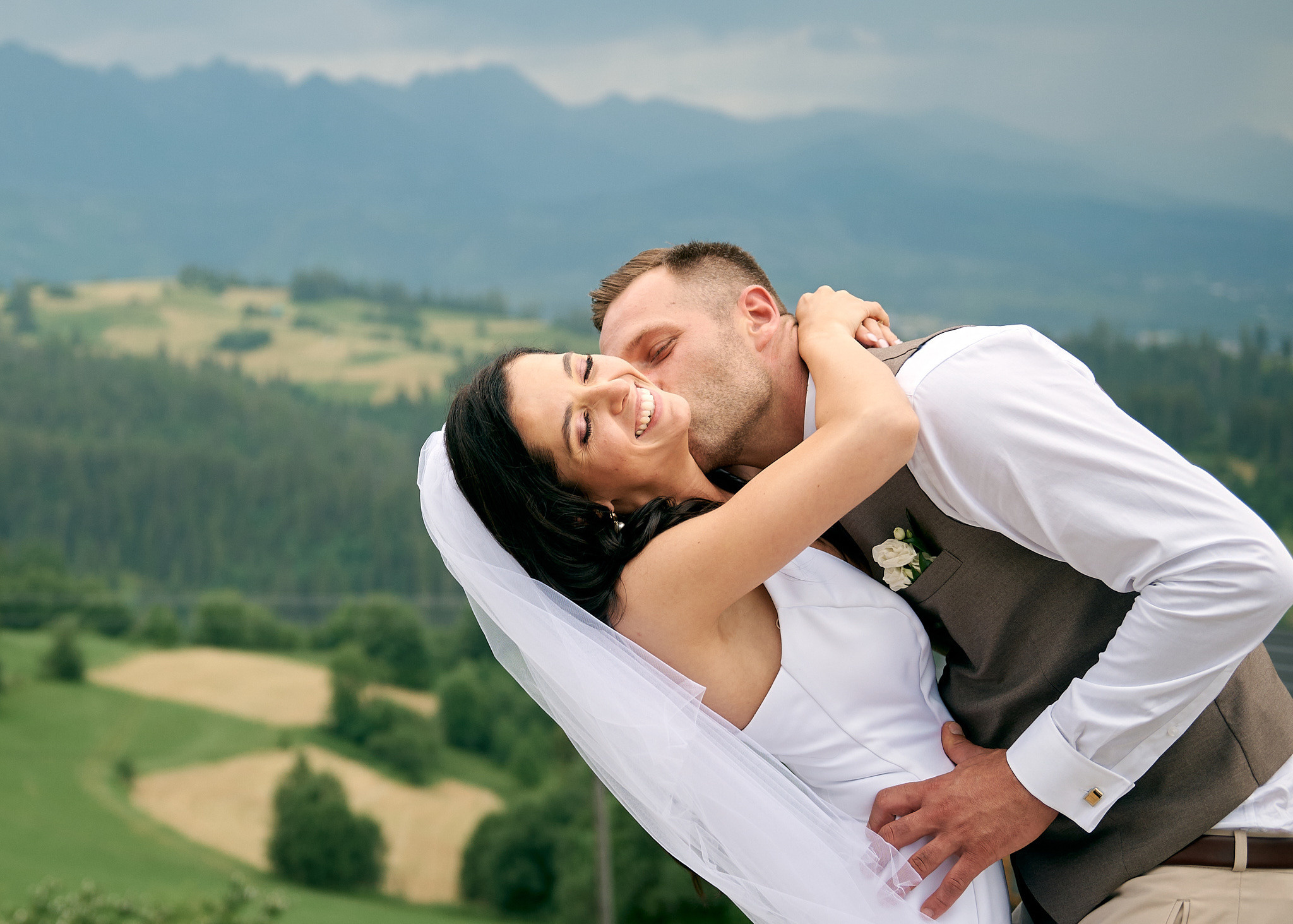 Wedding in mountains. Calgary wedding photo and video. Photographer Andrii Bielikov