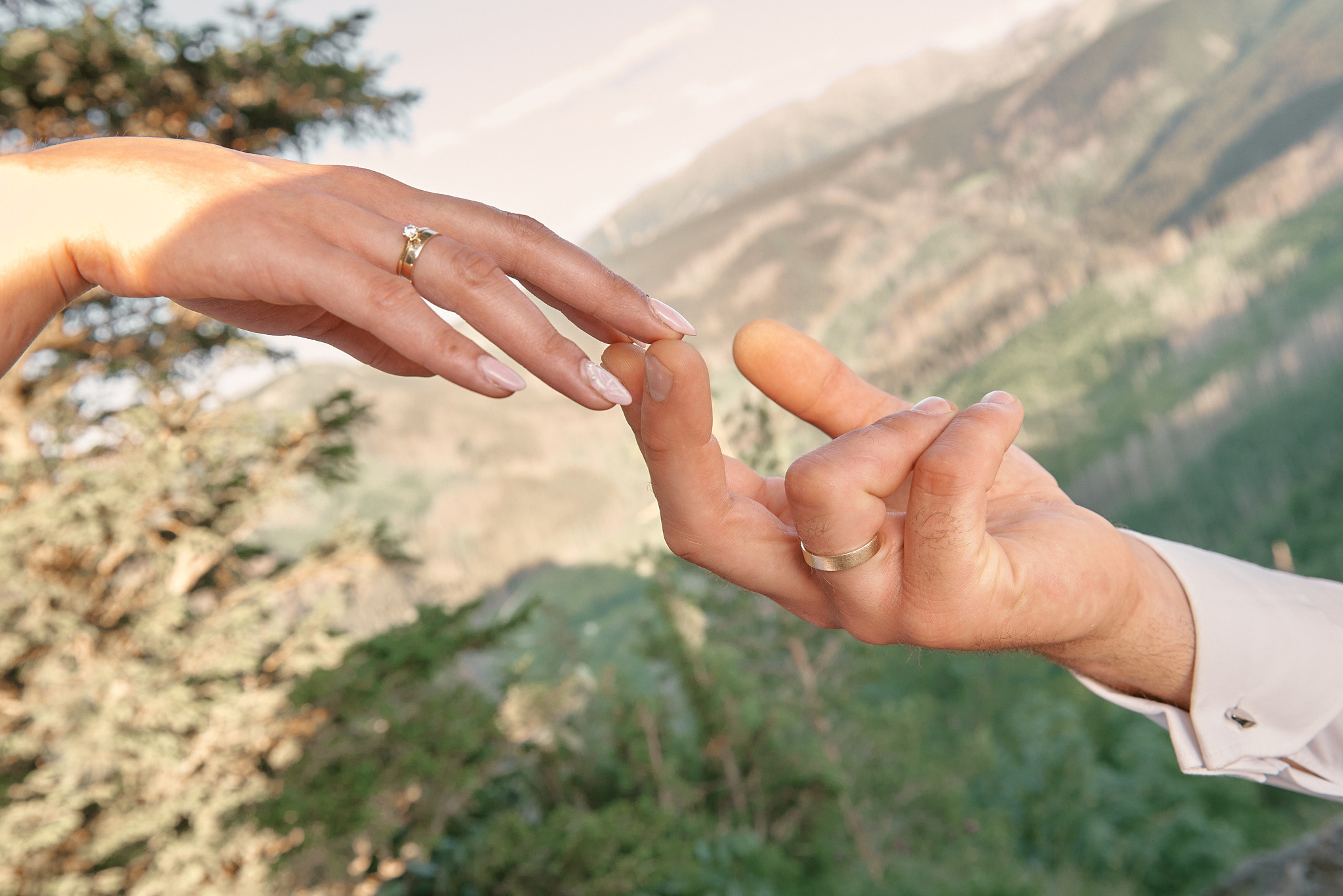 Wedding in mountains. Calgary wedding photo and video. Photographer Andrii Bielikov