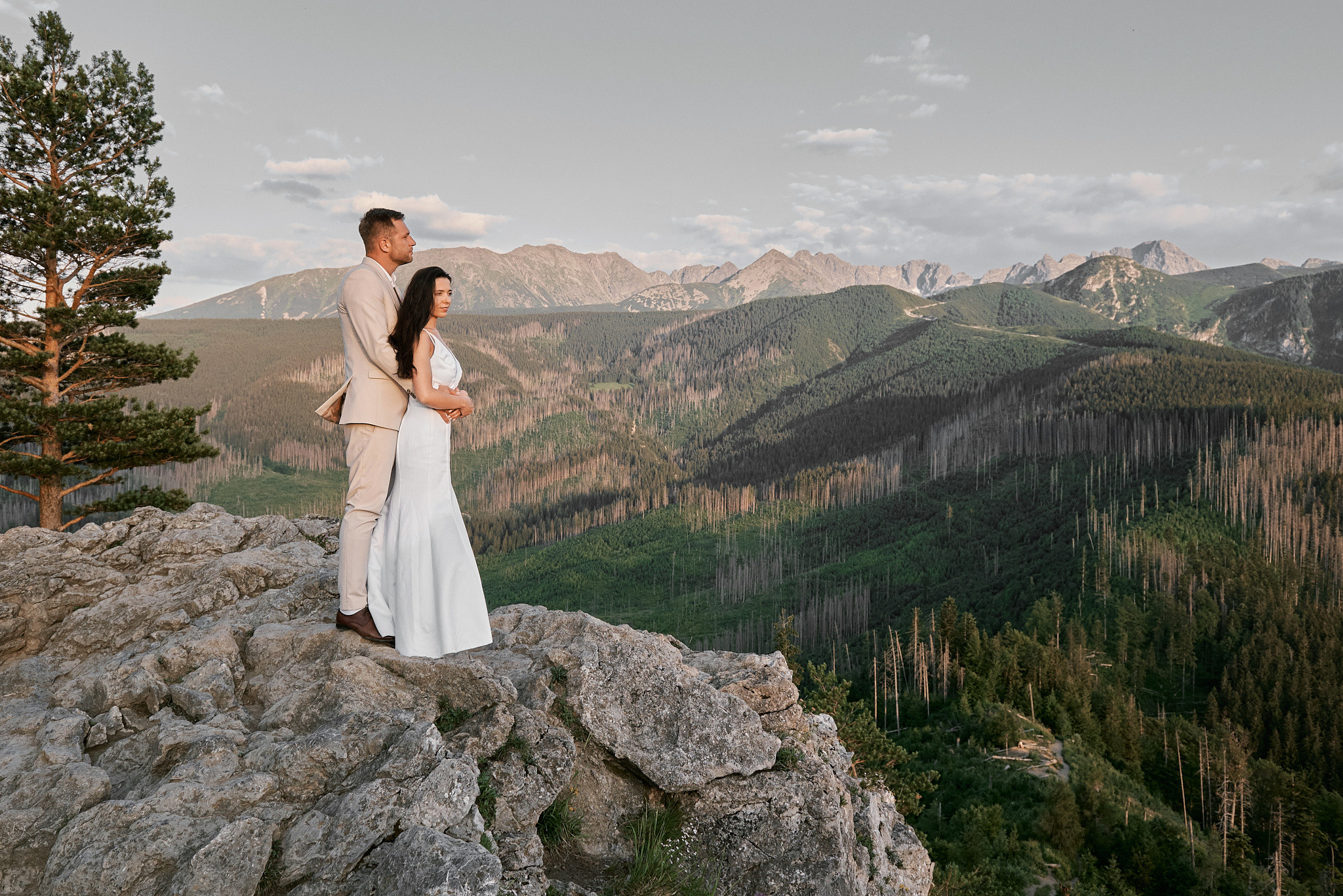 Wedding in mountains. Calgary wedding photo and video. Photographer Andrii Bielikov