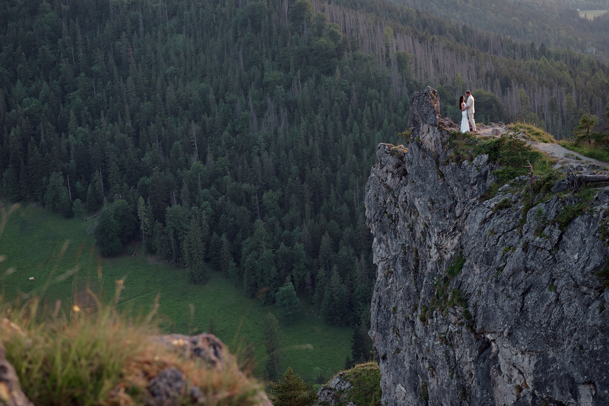 Wedding in mountains. Calgary wedding photo and video. Photographer Andrii Bielikov