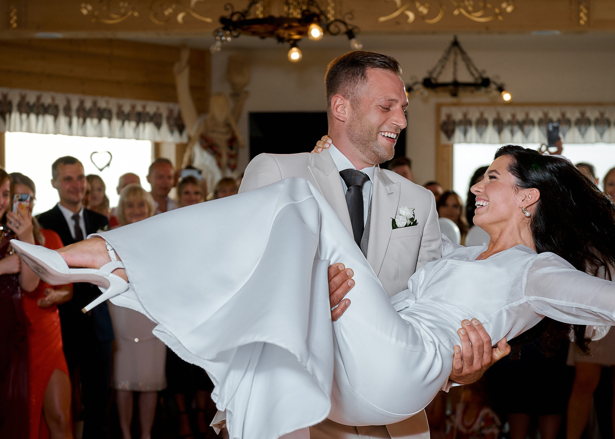 Wedding in mountains. Calgary wedding photo and video. Photographer Andrii Bielikov