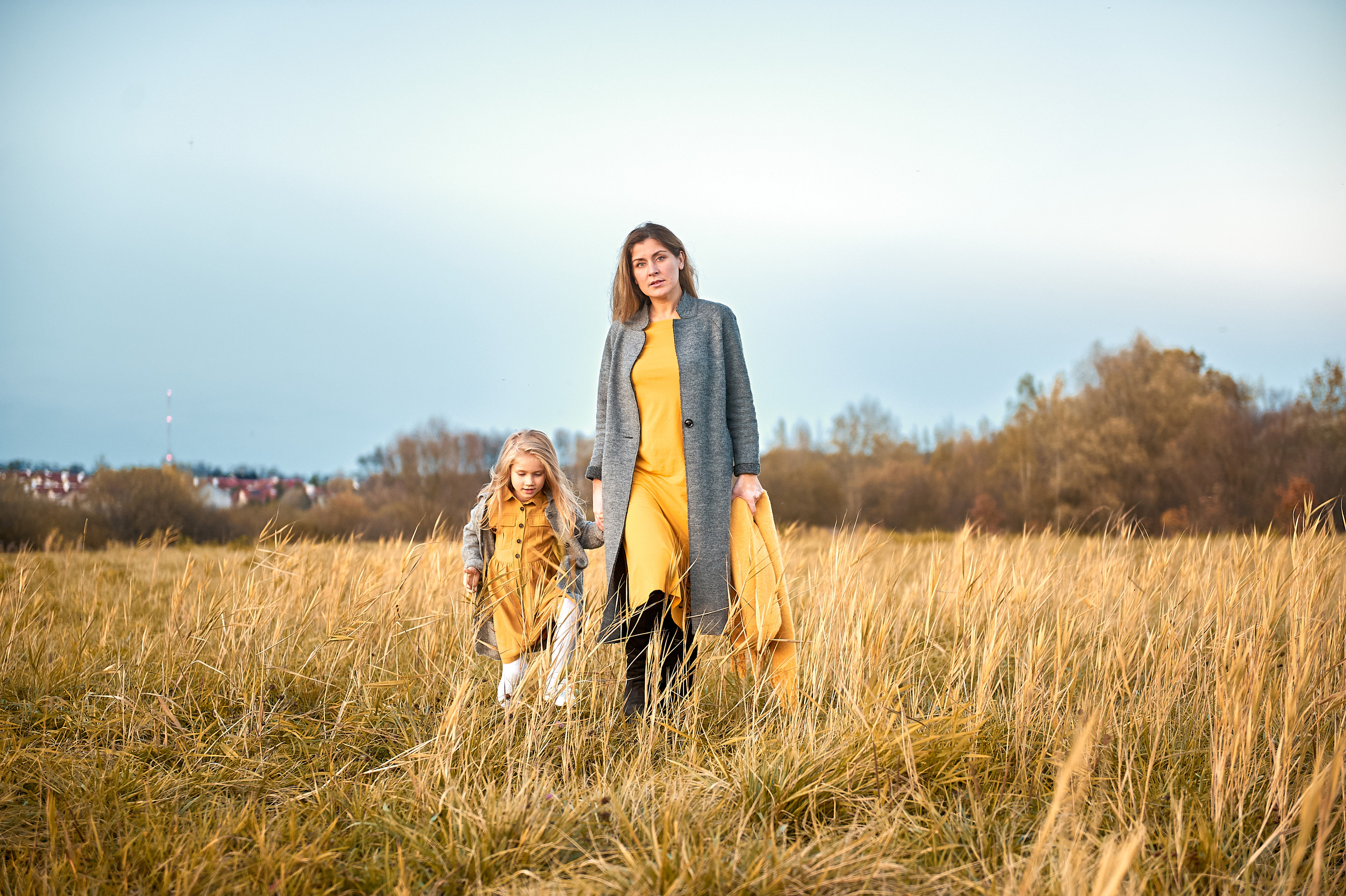 Family photo shoot. Calgary wedding photo and video. Photographer Andrii Bielikov