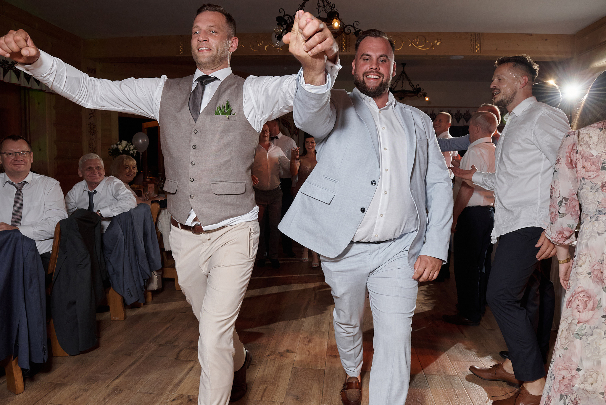 Wedding in mountains. Calgary wedding photo and video. Photographer Andrii Bielikov