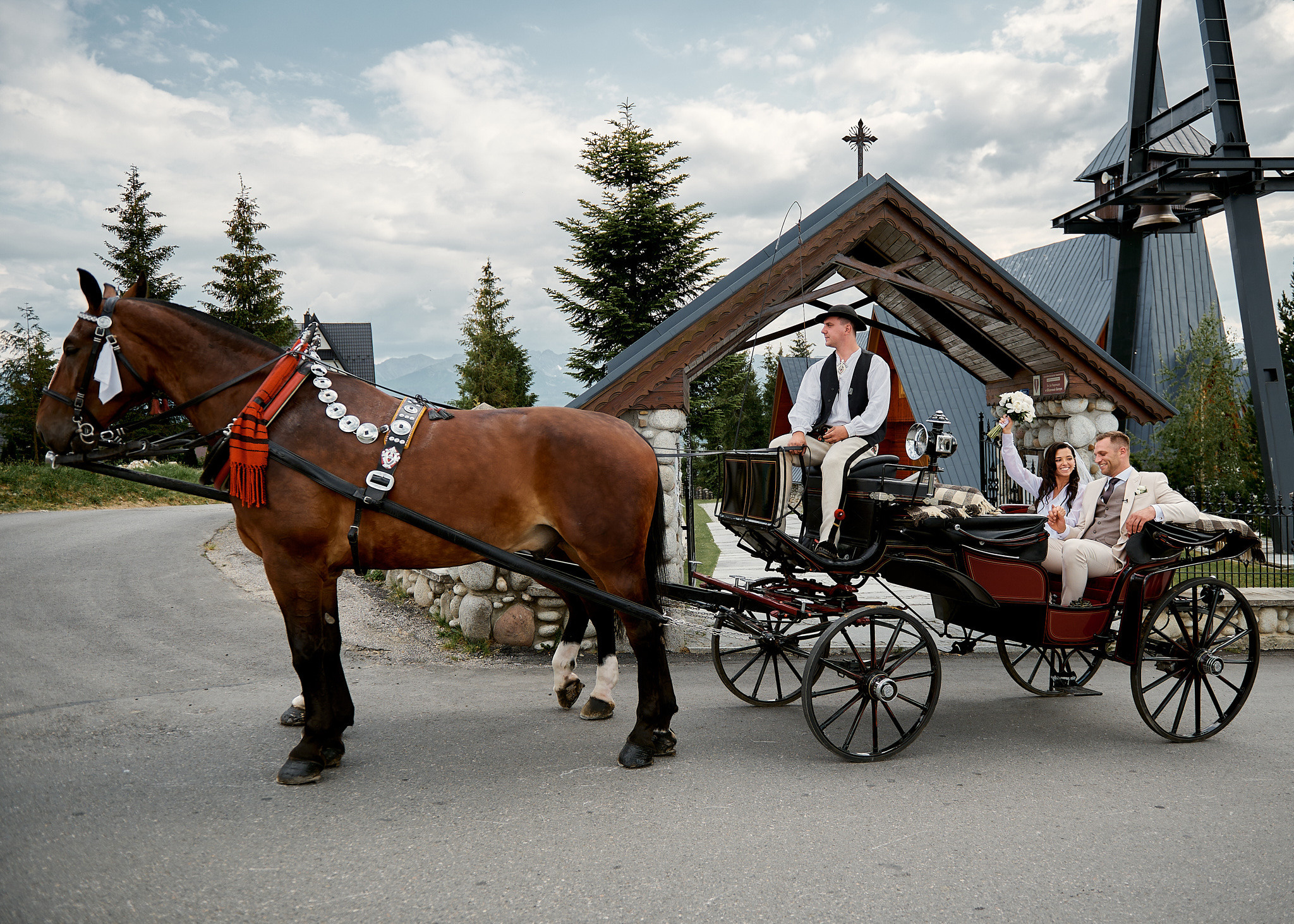 Wedding in mountains. Calgary wedding photo and video. Photographer Andrii Bielikov