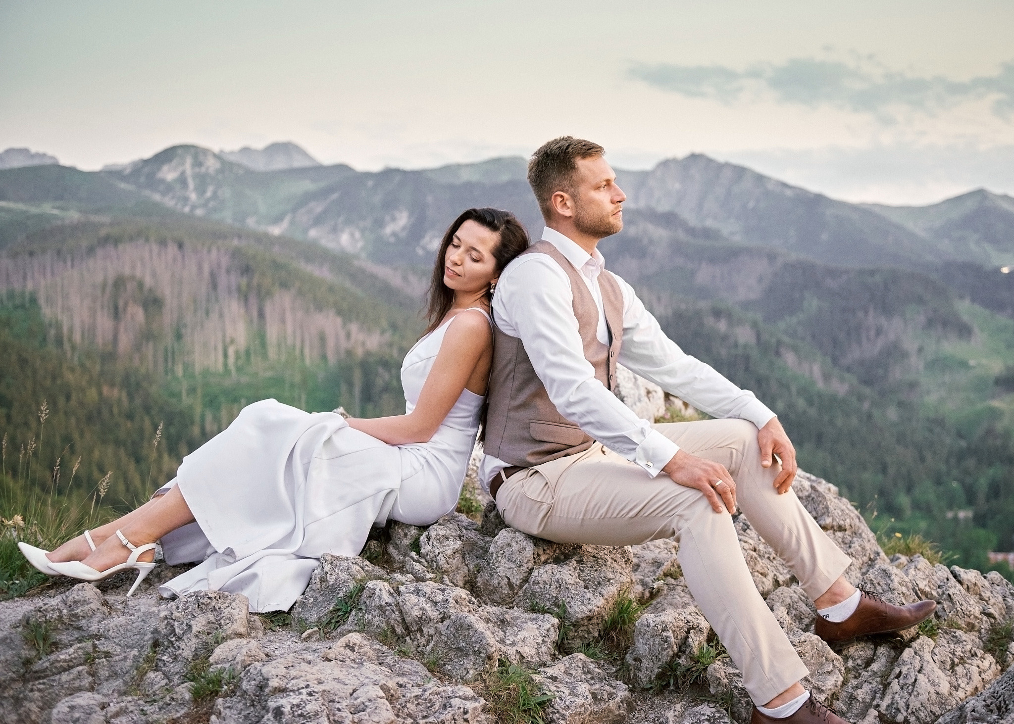 Wedding in mountains. Calgary wedding photo and video. Photographer Andrii Bielikov