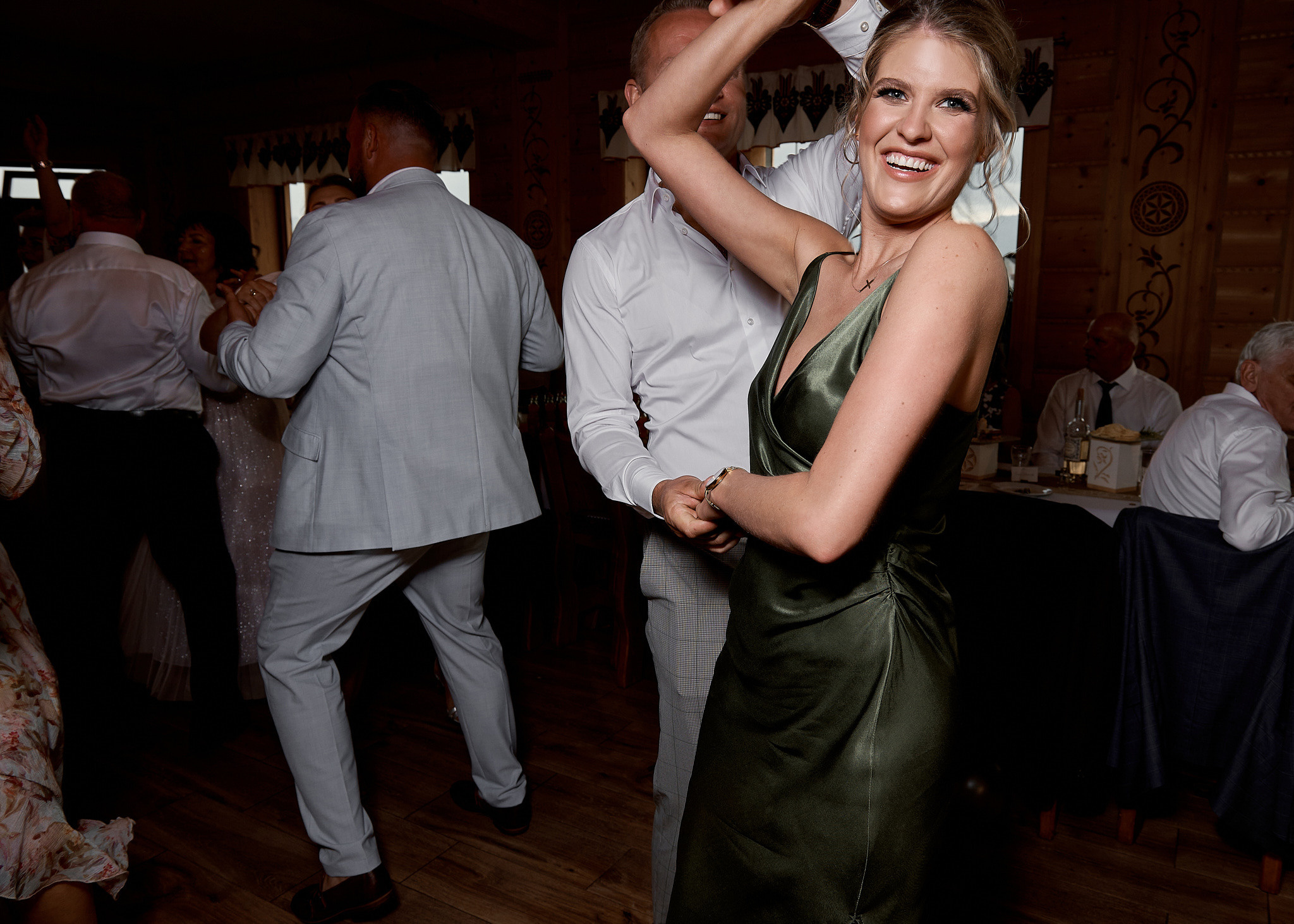 Wedding in mountains. Calgary wedding photo and video. Photographer Andrii Bielikov