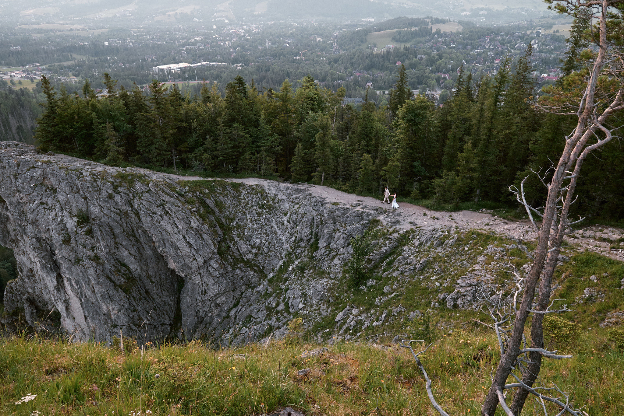 Wedding in mountains. Calgary wedding photo and video. Photographer Andrii Bielikov