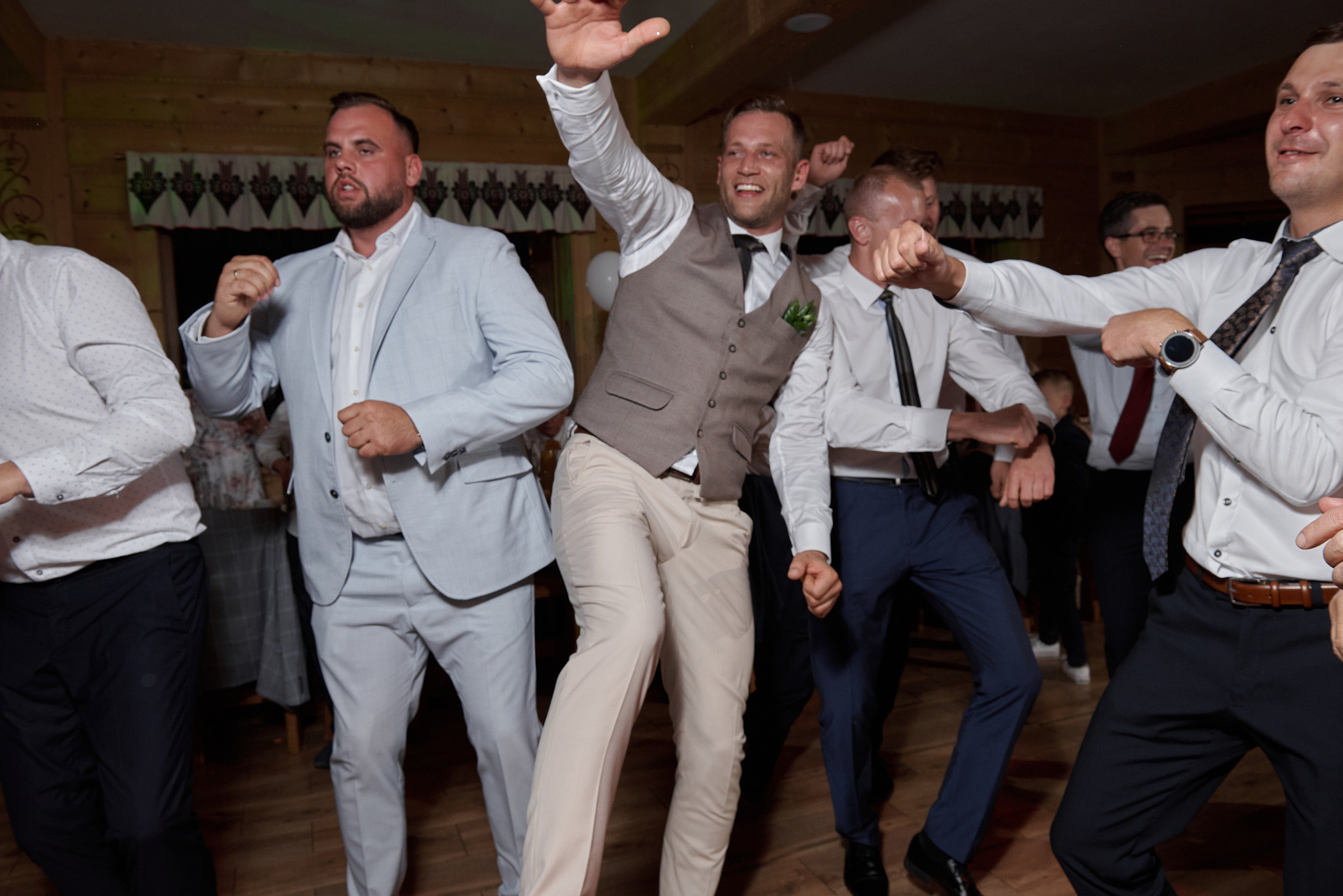 Wedding in mountains. Calgary wedding photo and video. Photographer Andrii Bielikov