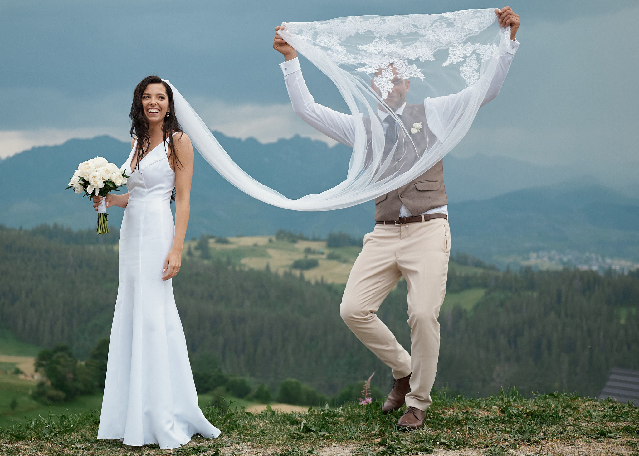 Wedding in mountains. Calgary wedding photo and video. Photographer Andrii Bielikov