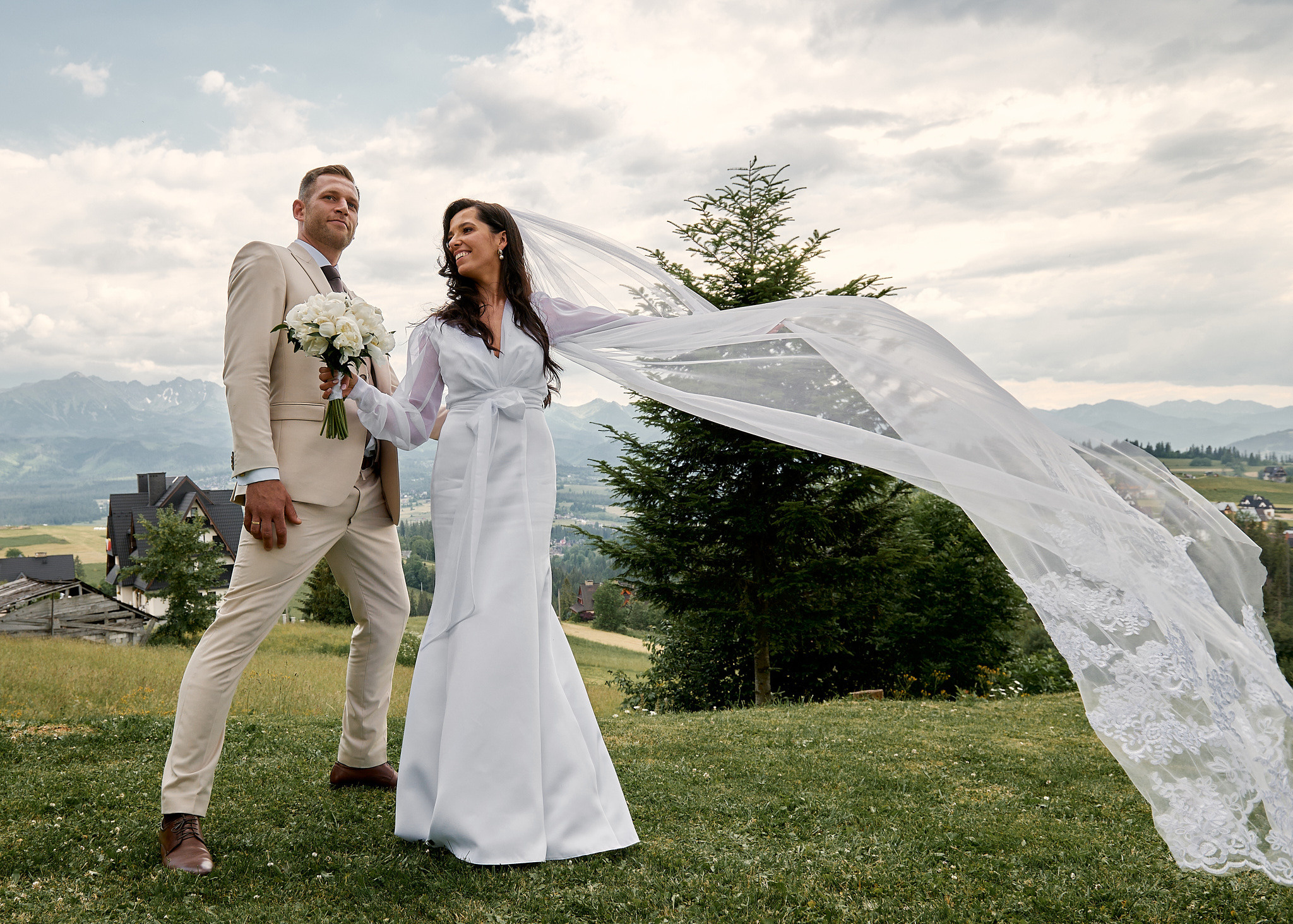 Wedding in mountains. Calgary wedding photo and video. Photographer Andrii Bielikov