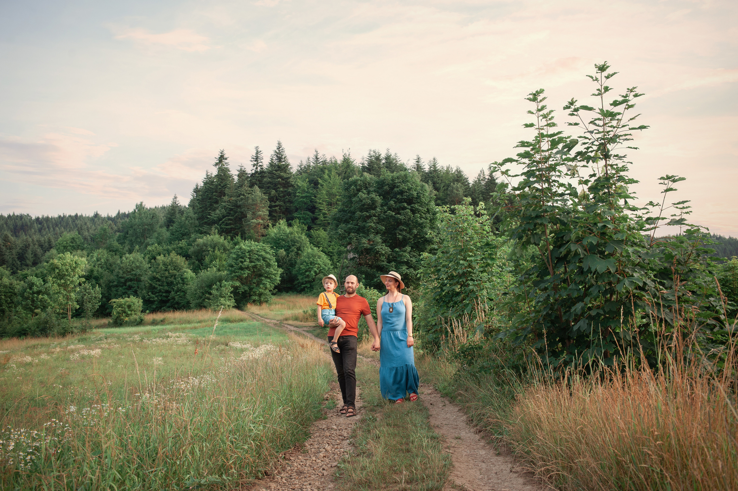 Family photo shoot. Calgary wedding photo and video. Photographer Andrii Bielikov
