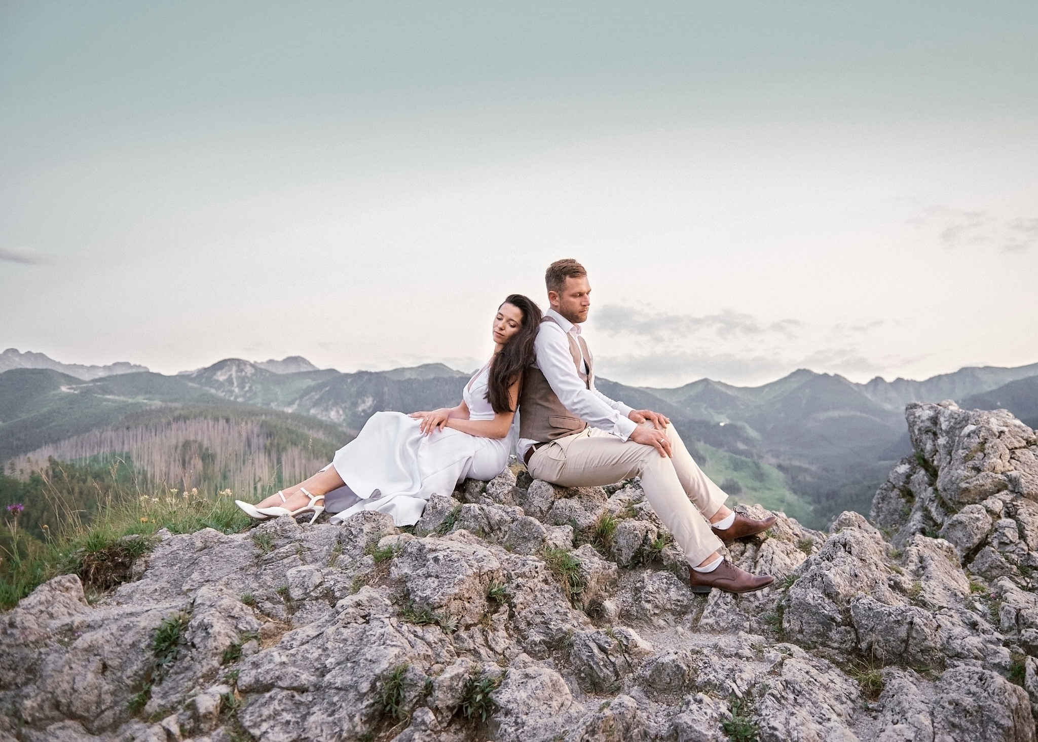Wedding in mountains. Calgary wedding photo and video. Photographer Andrii Bielikov