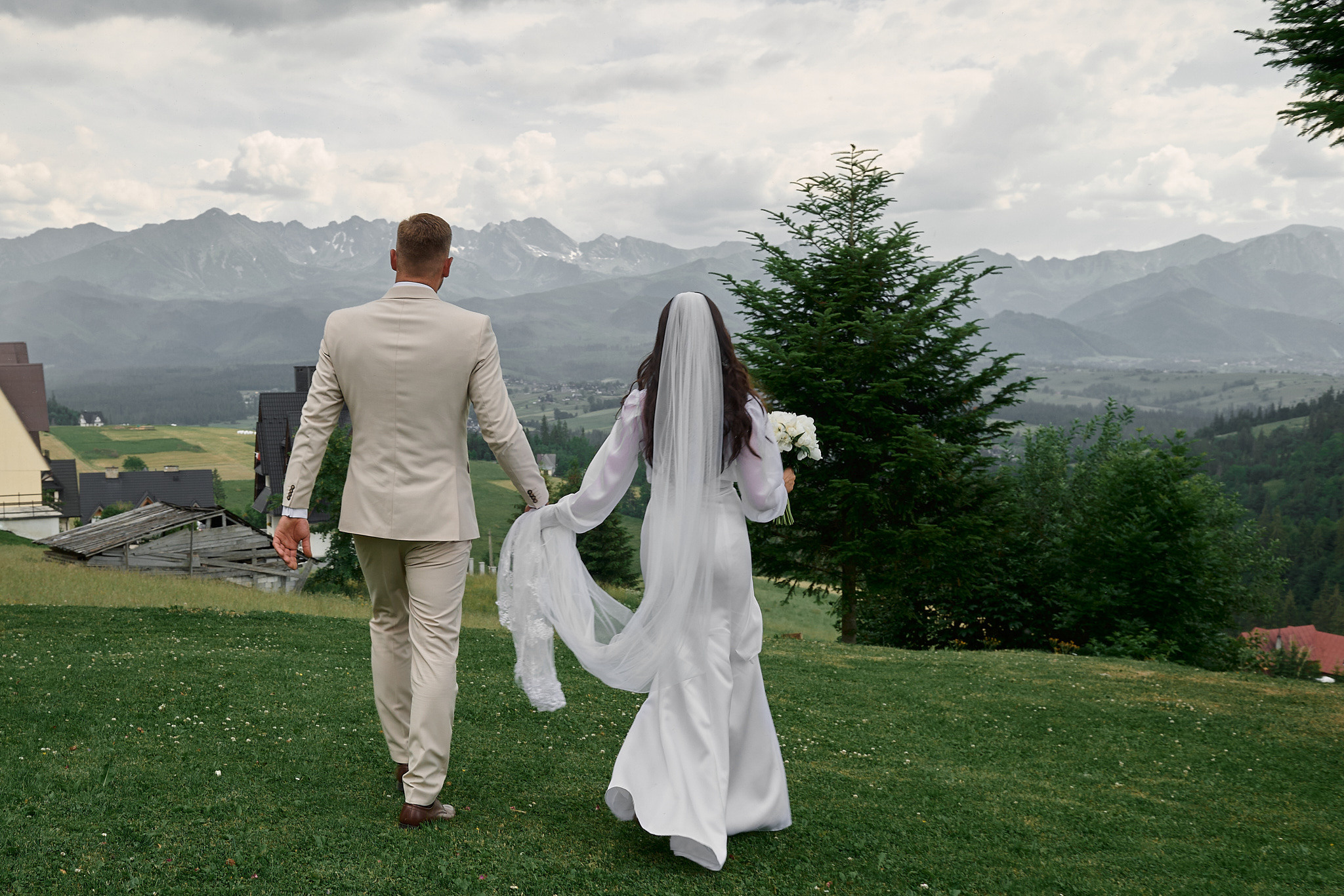 Wedding in mountains. Calgary wedding photo and video. Photographer Andrii Bielikov