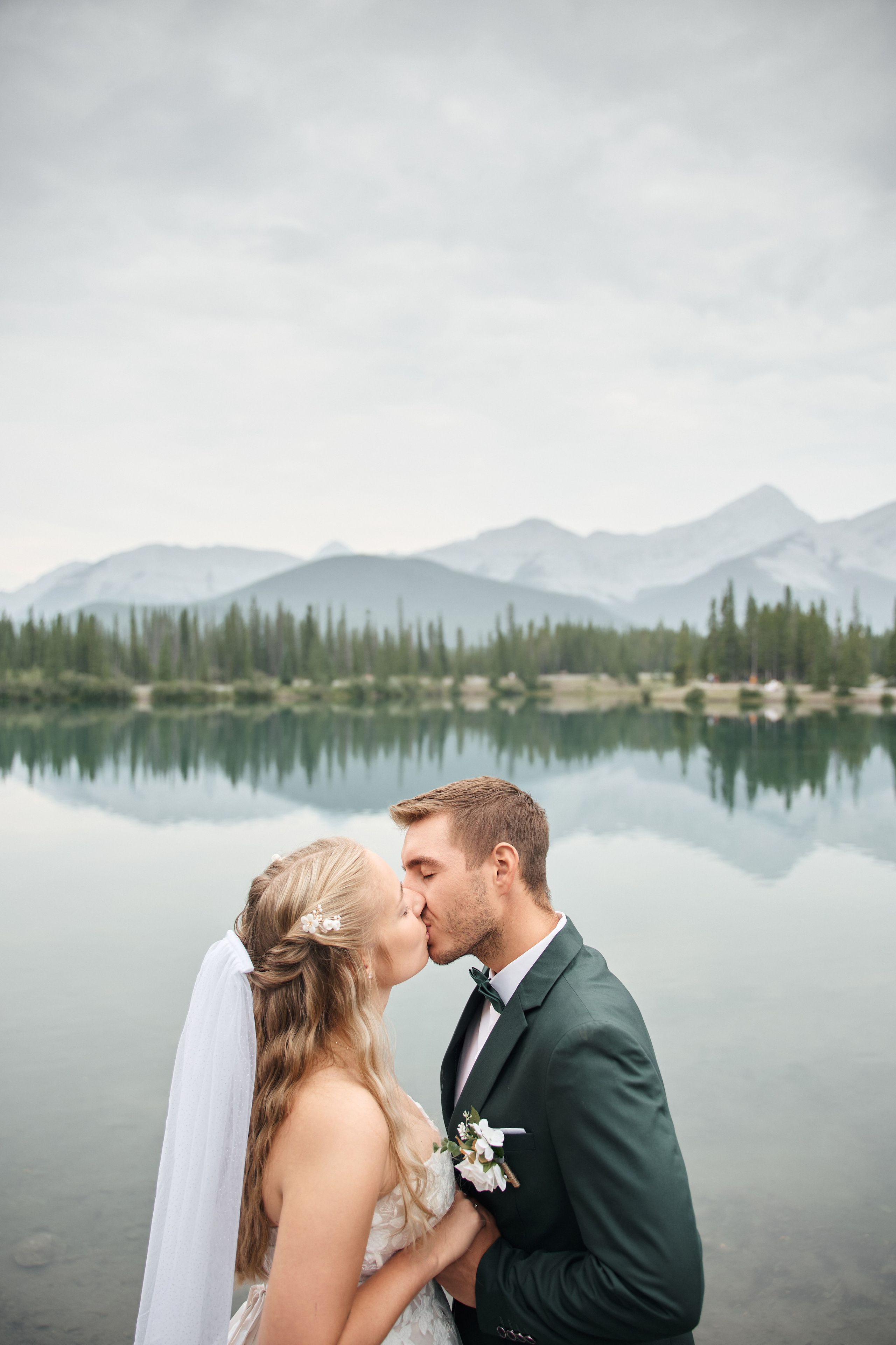 Natalie&Mat. A small, intimate wedding at Forgetmenot Lake, Kananaskis Park. Calgary wedding photo and video. Photographer Andrii Bielikov