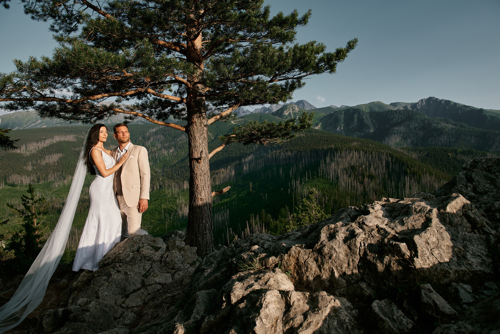 Wedding in mountains. Calgary wedding photo and video. Photographer Andrii Bielikov