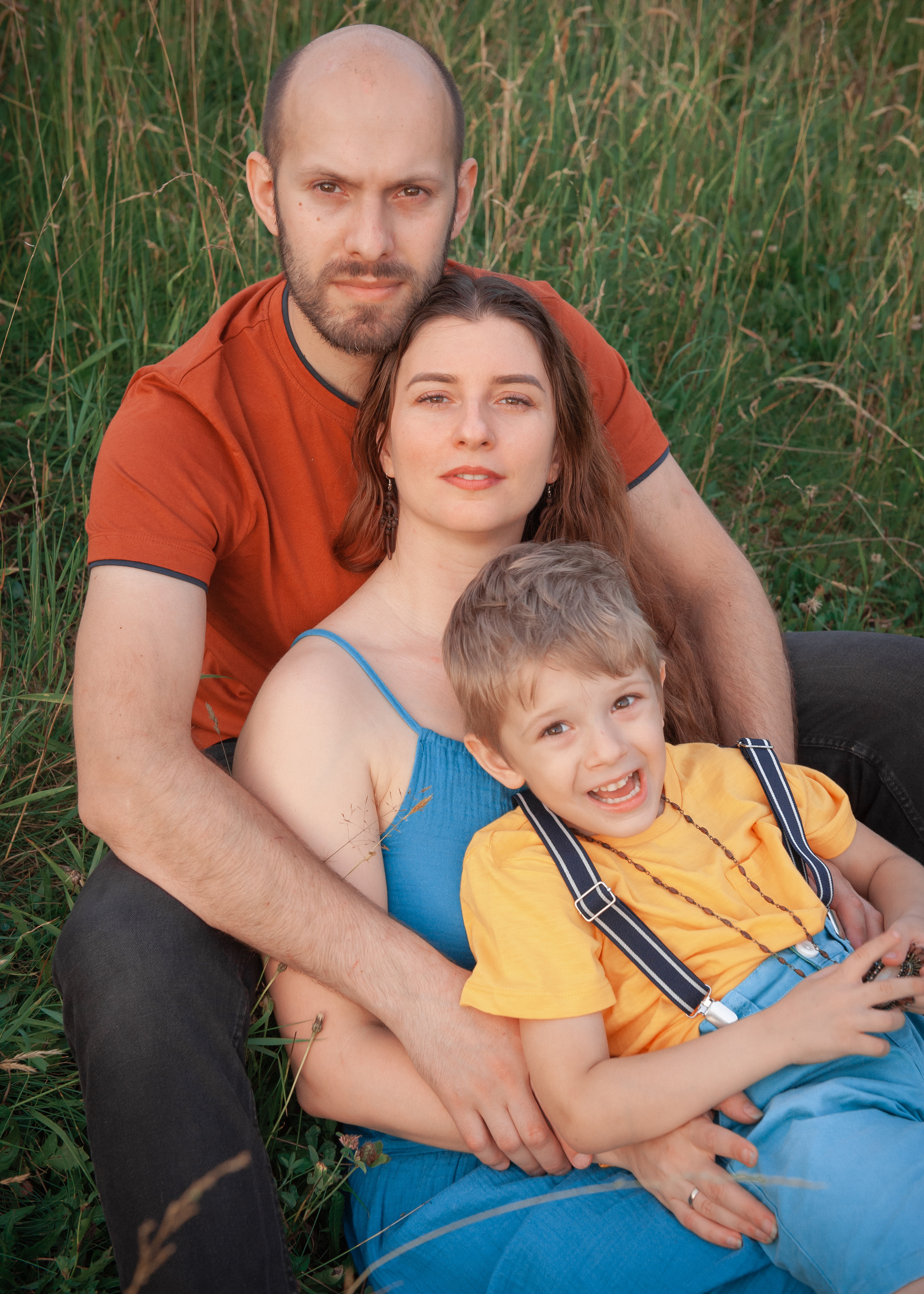 Family photo shoot. Calgary wedding photo and video. Photographer Andrii Bielikov