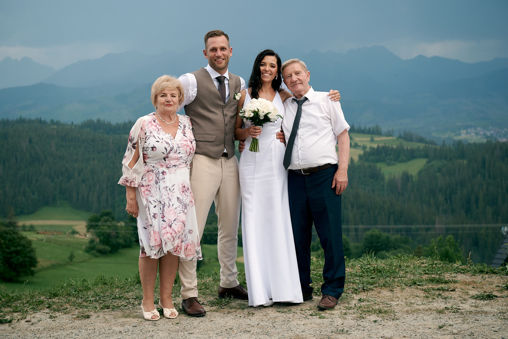 Wedding in mountains. Calgary wedding photo and video. Photographer Andrii Bielikov