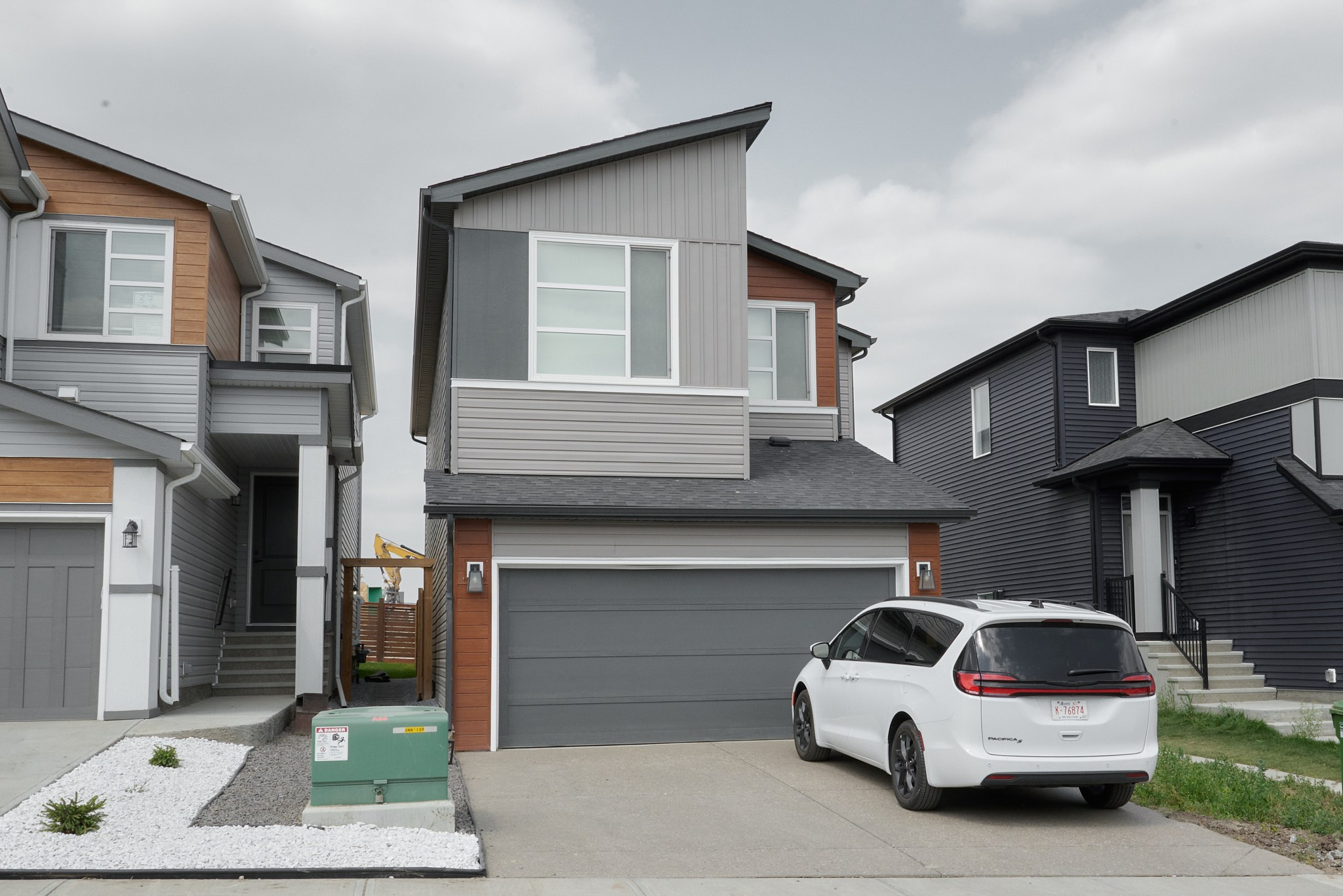 Femi & Jen. Calgary wedding photo and video. Photographer Andrii Bielikov