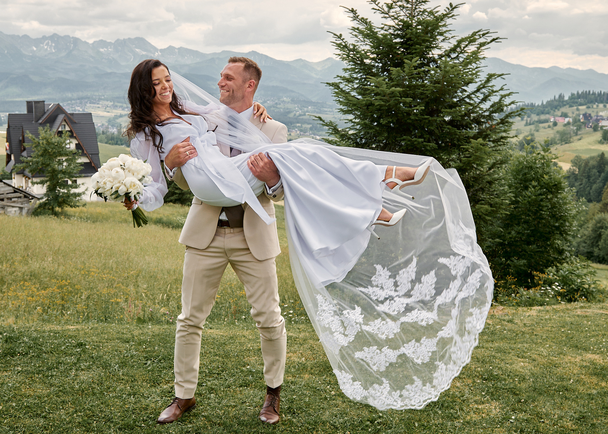 Wedding in mountains. Calgary wedding photo and video. Photographer Andrii Bielikov