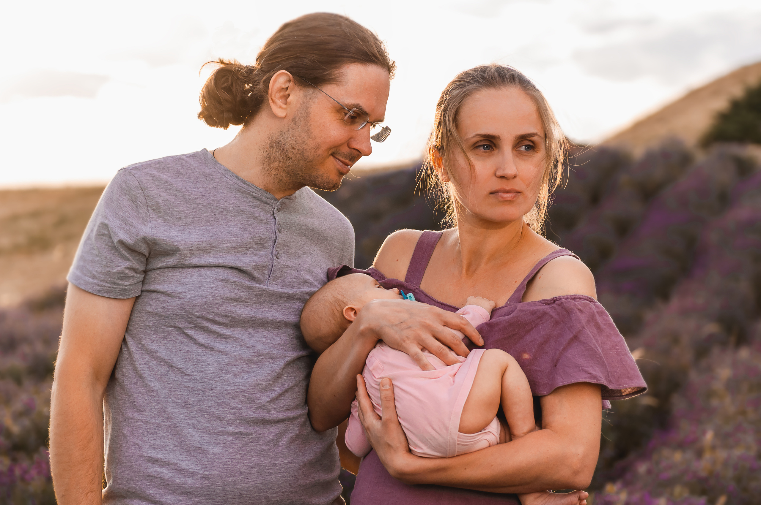 Photoshoot for a large family in the lavender field. Calgary wedding photo and video. Photographer Andrii Bielikov