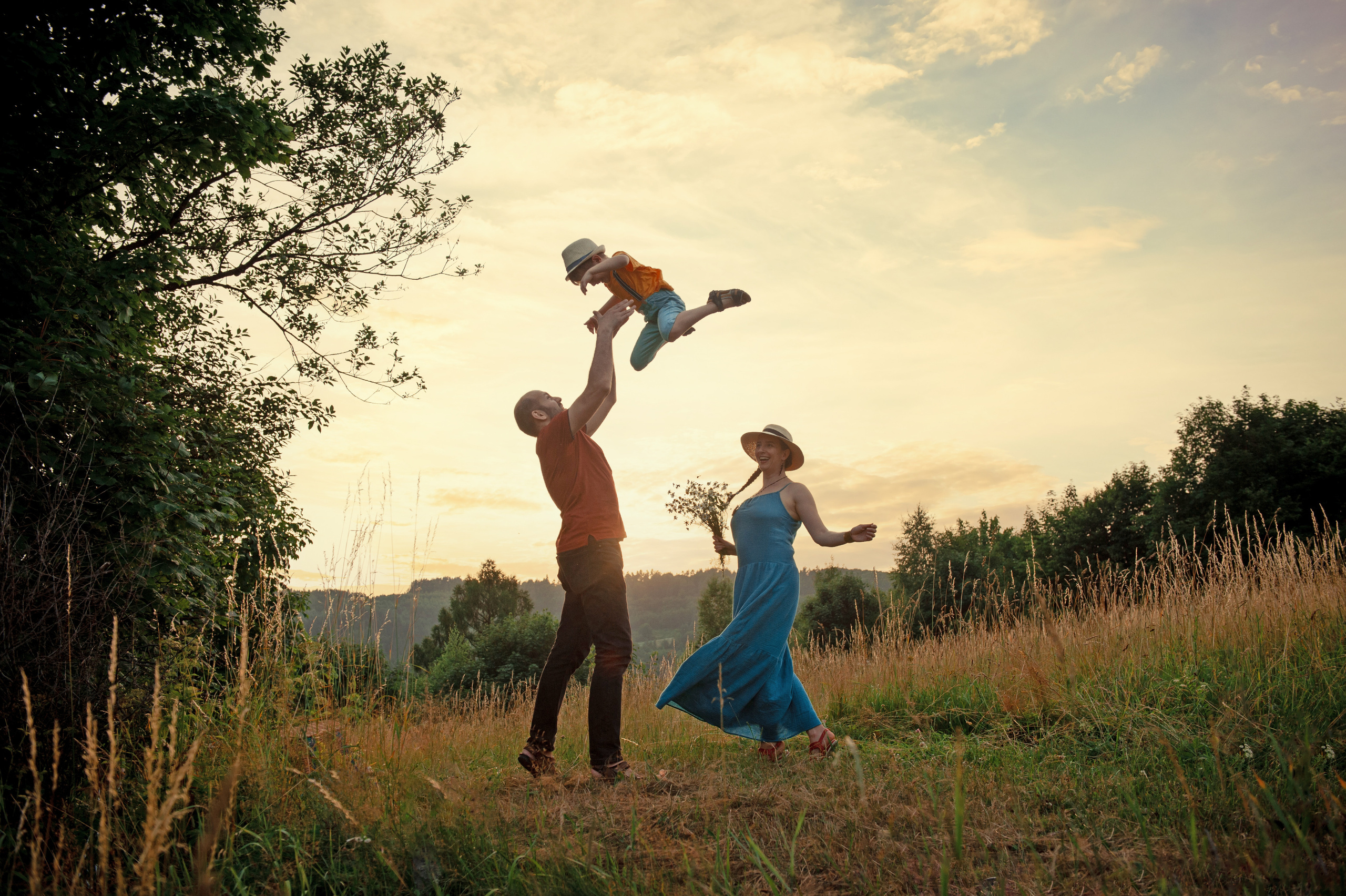 Family photo shoot. Calgary wedding photo and video. Photographer Andrii Bielikov