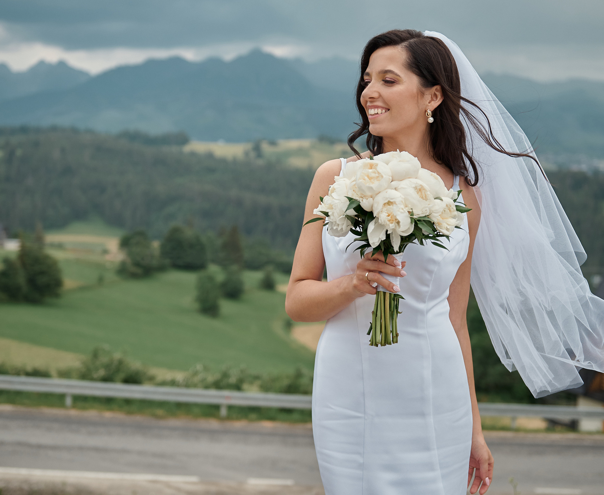 Wedding in mountains. Calgary wedding photo and video. Photographer Andrii Bielikov
