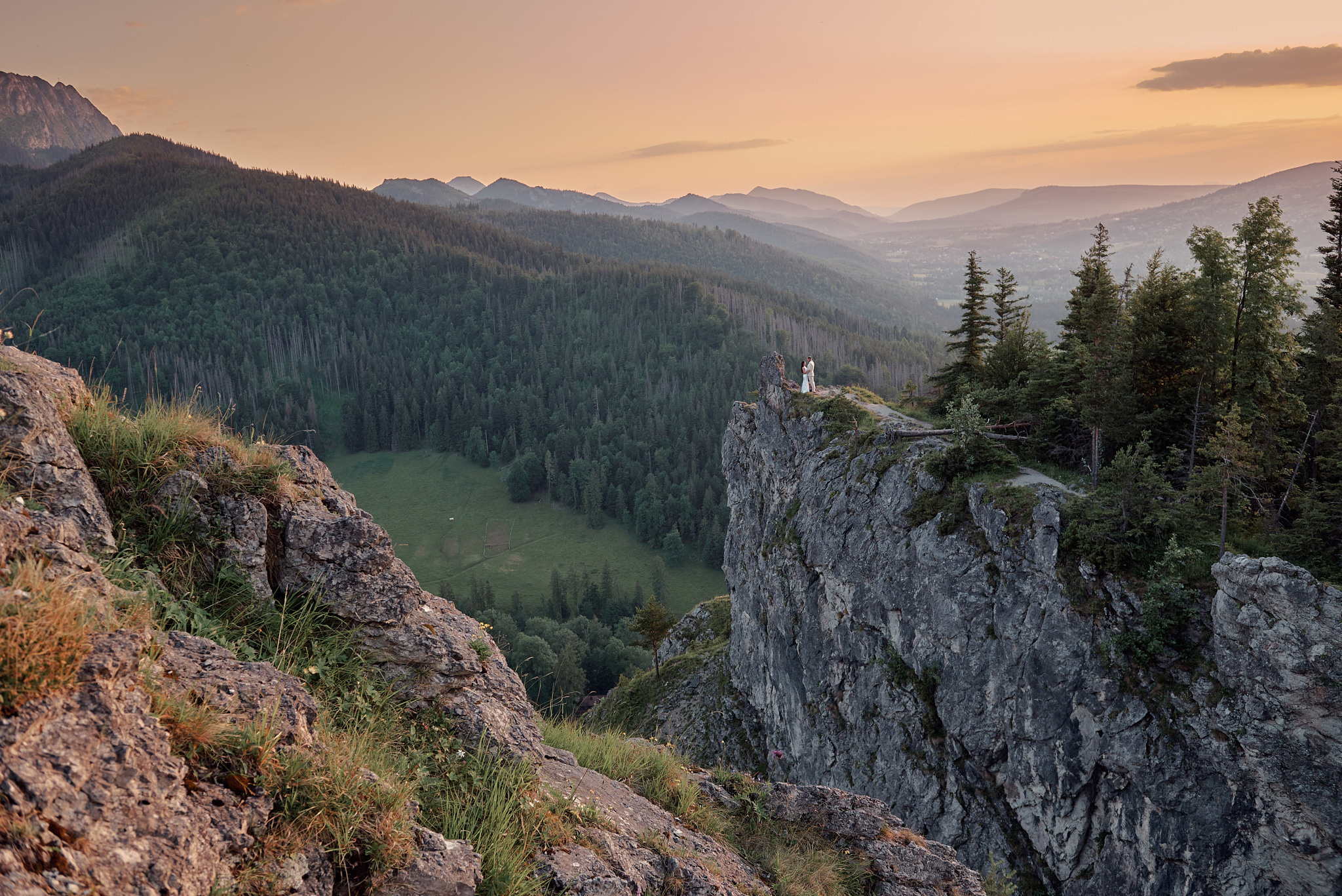 Wedding in mountains. Calgary wedding photo and video. Photographer Andrii Bielikov