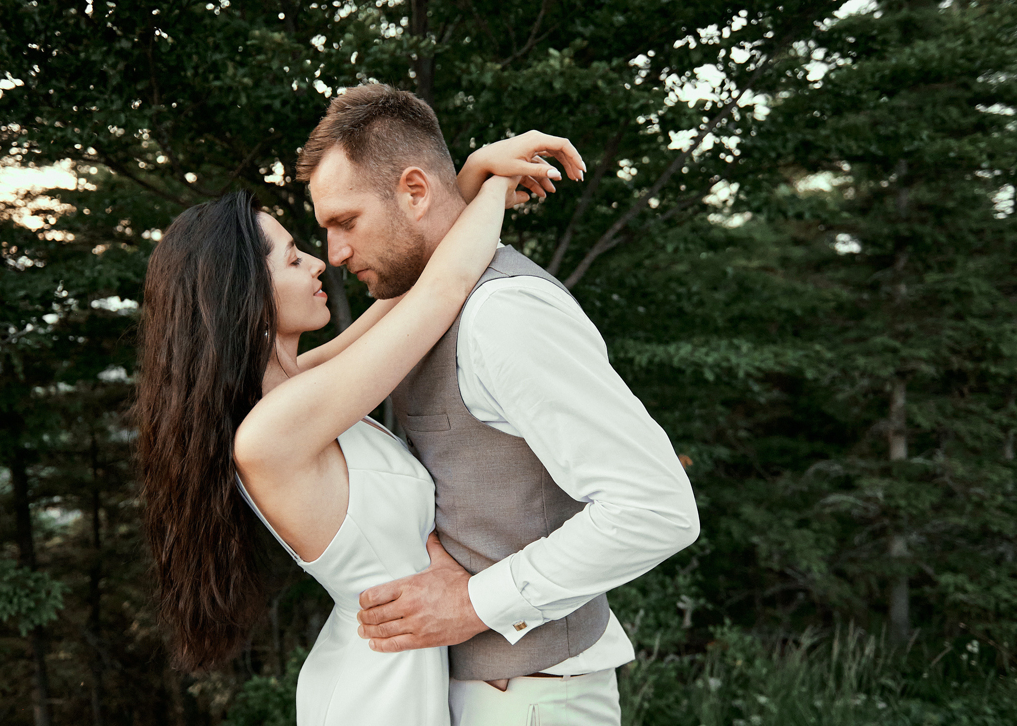 Wedding in mountains. Calgary wedding photo and video. Photographer Andrii Bielikov
