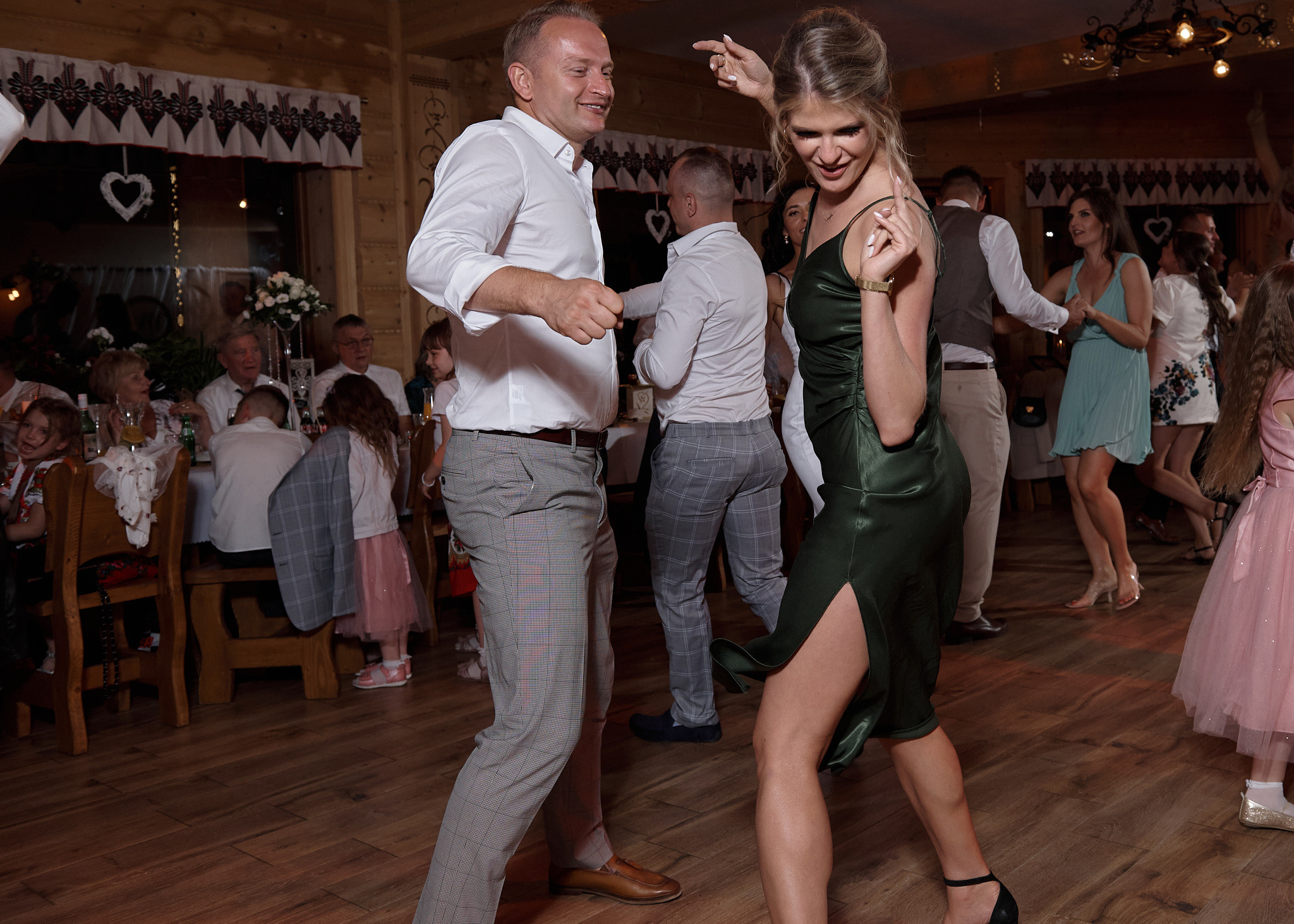 Wedding in mountains. Calgary wedding photo and video. Photographer Andrii Bielikov