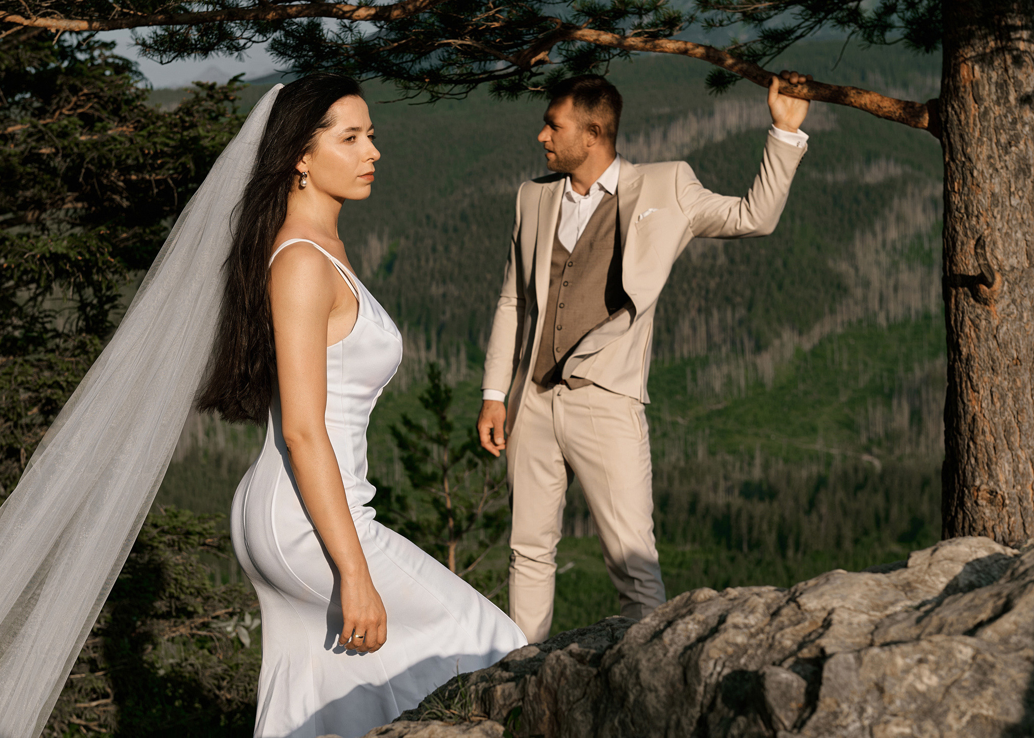 Wedding in mountains. Calgary wedding photo and video. Photographer Andrii Bielikov