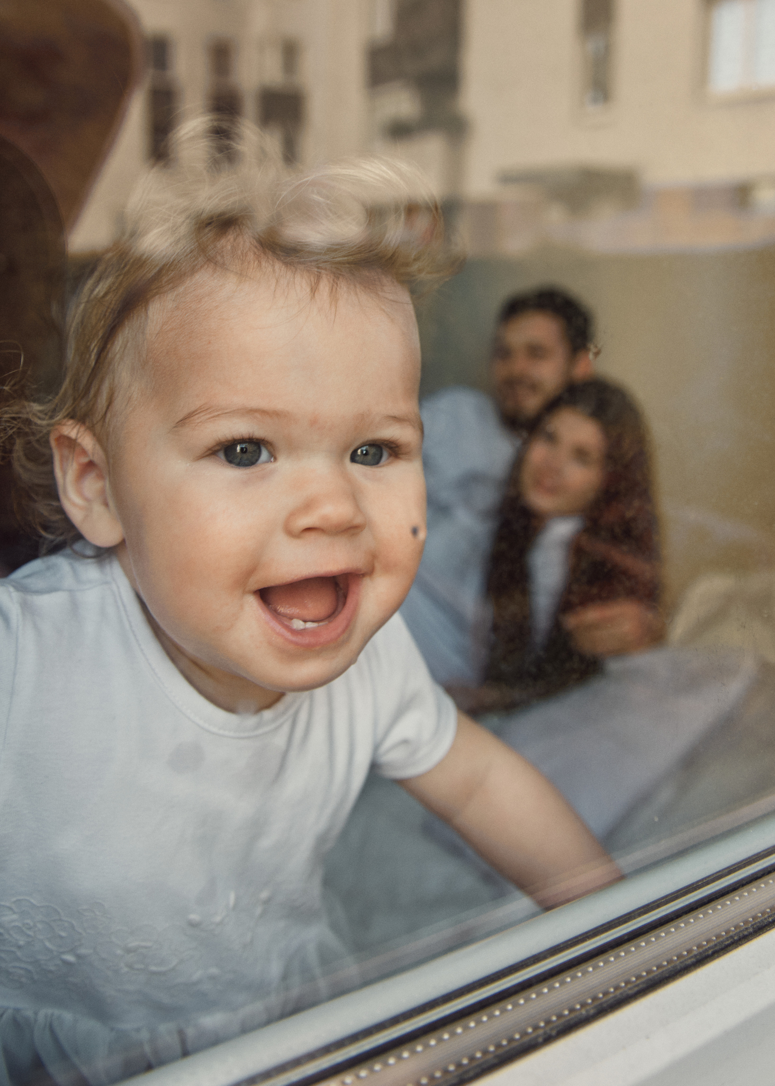Family photo shoot. Calgary wedding photo and video. Photographer Andrii Bielikov