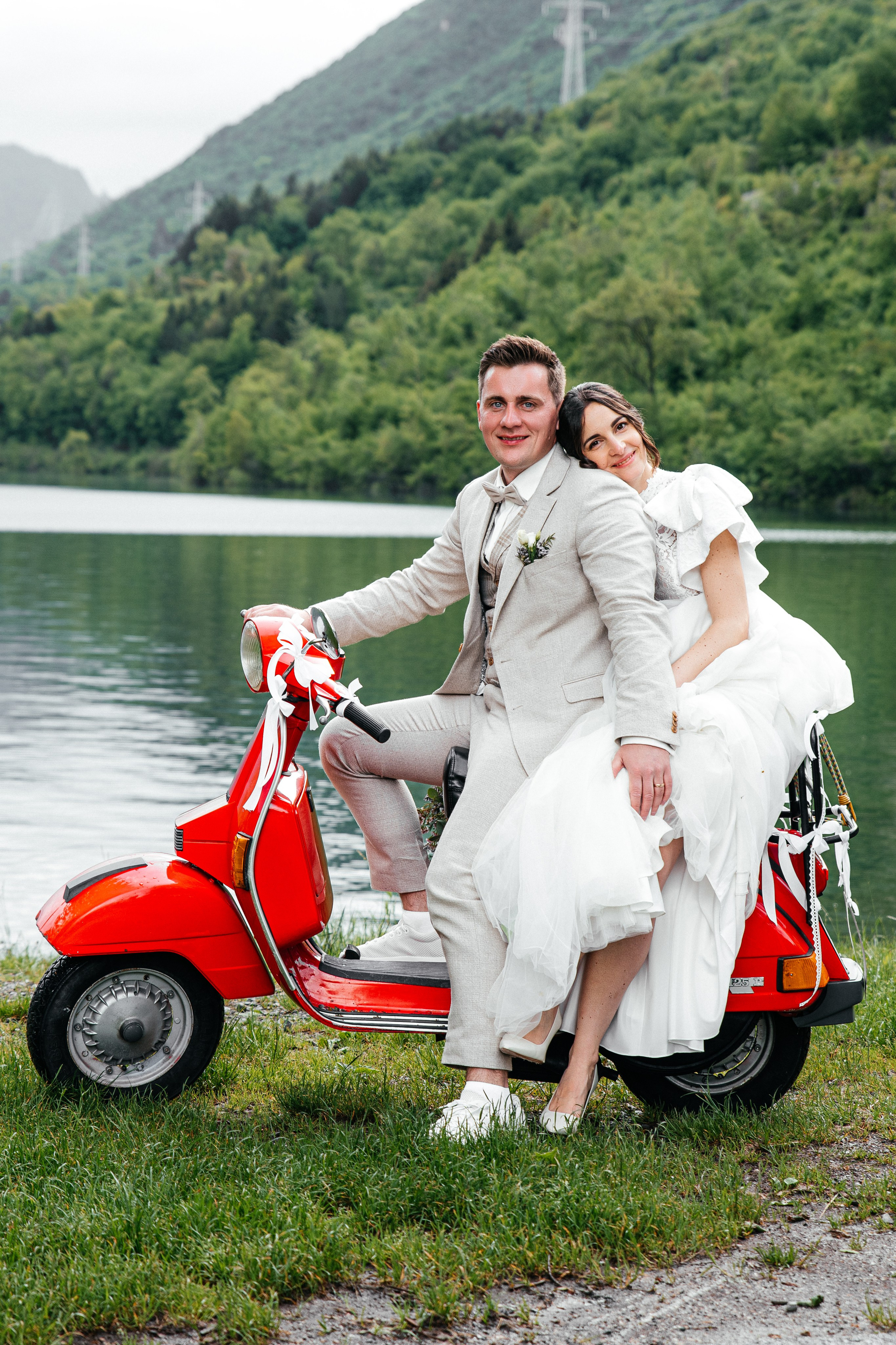 Coppia di sposi sulla Vespa sul lago di anfo