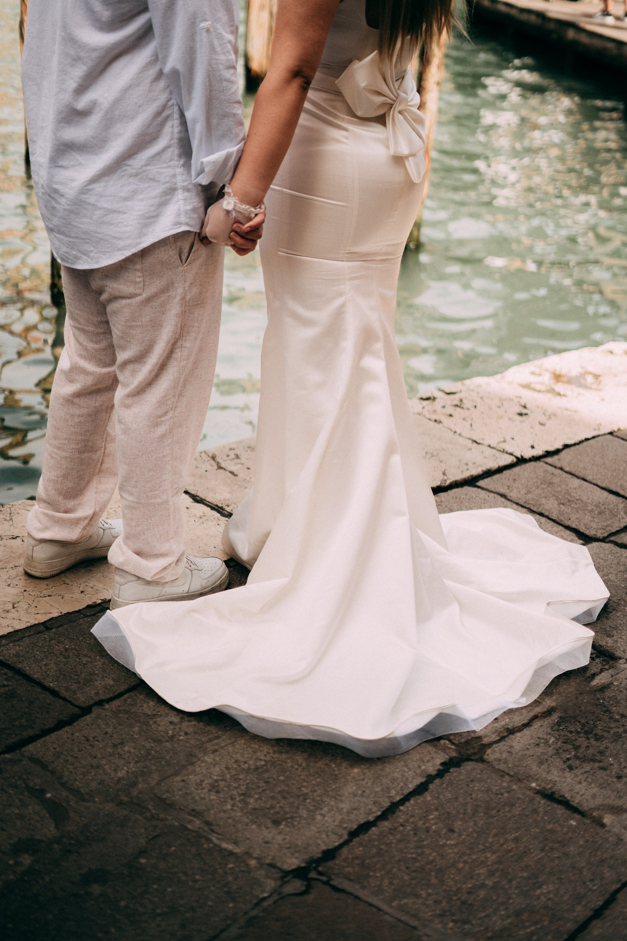 Coppia romantica a Venezia nel giorno del matrimonio – servizio fotografico di elopement in Italia
