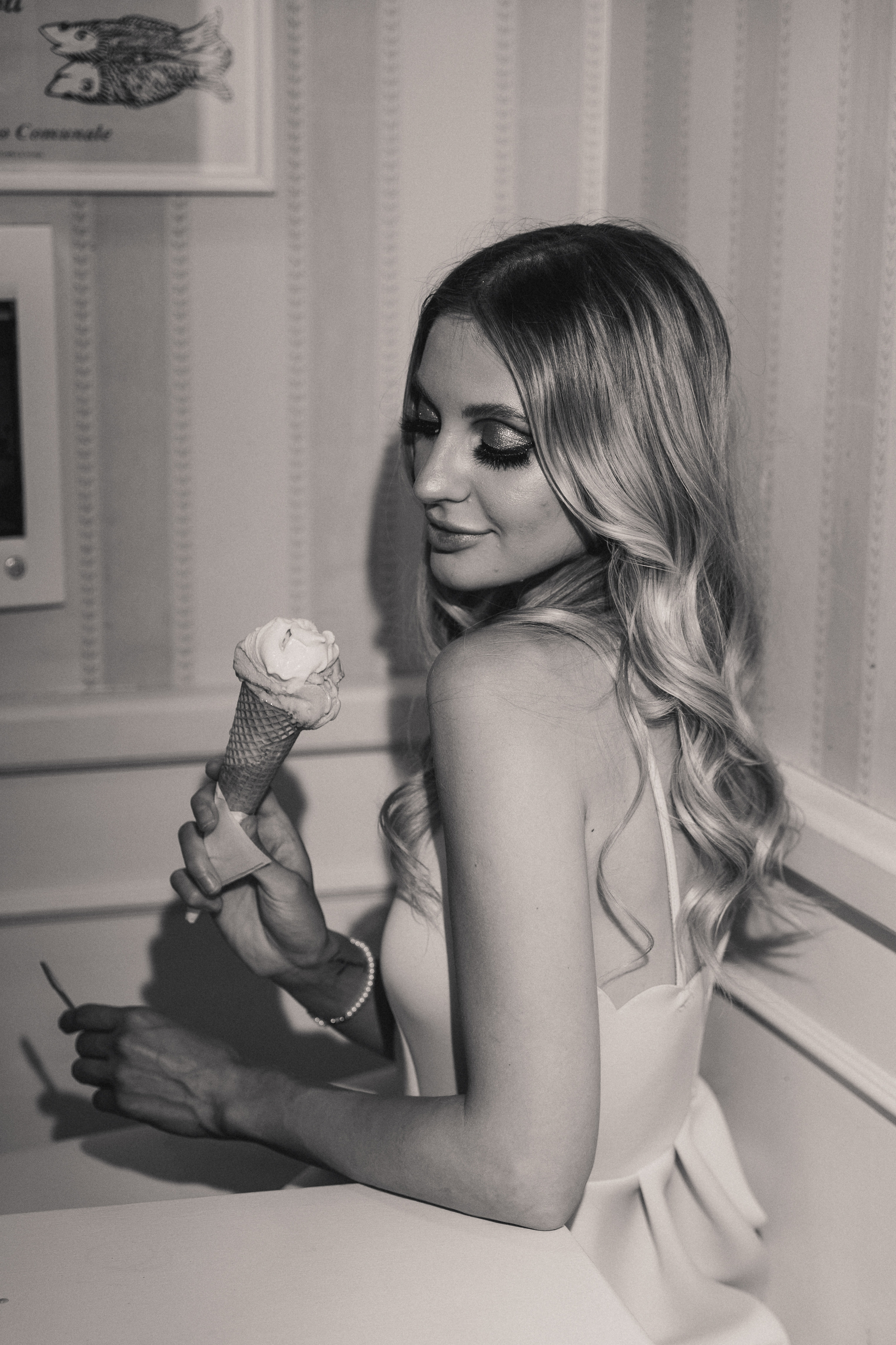 Girl in a dress in Gelateria in Rome, private photoshoot in Rome for women, beautiful make up and hair style for a photoshoot in Rome, creative idea for a photoshoot, vacation photography in Rome, Vatican Borgo Pio Gelateria Gelato, girl with ice cream photography