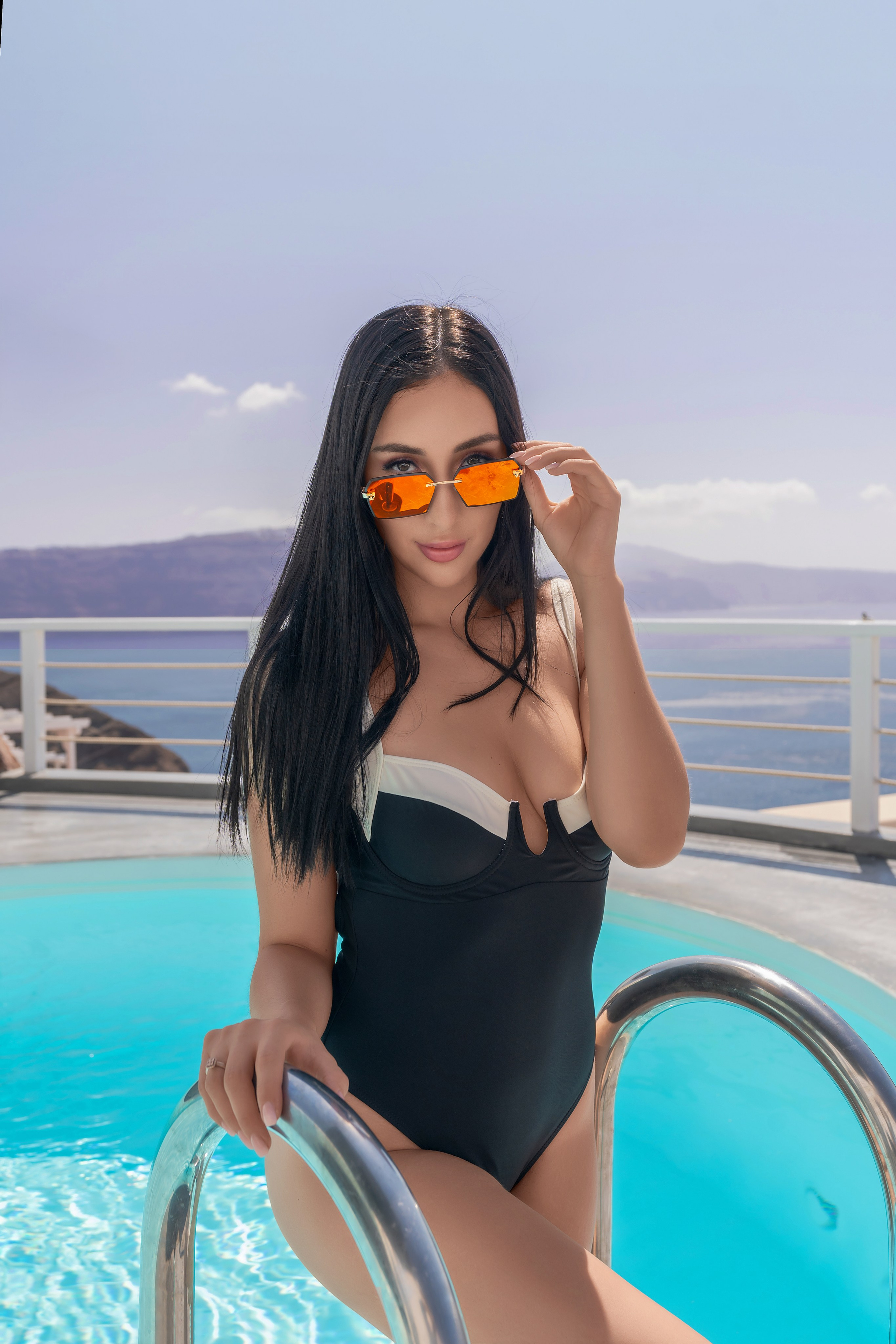 Séance photo autour de la piscine de Santorin