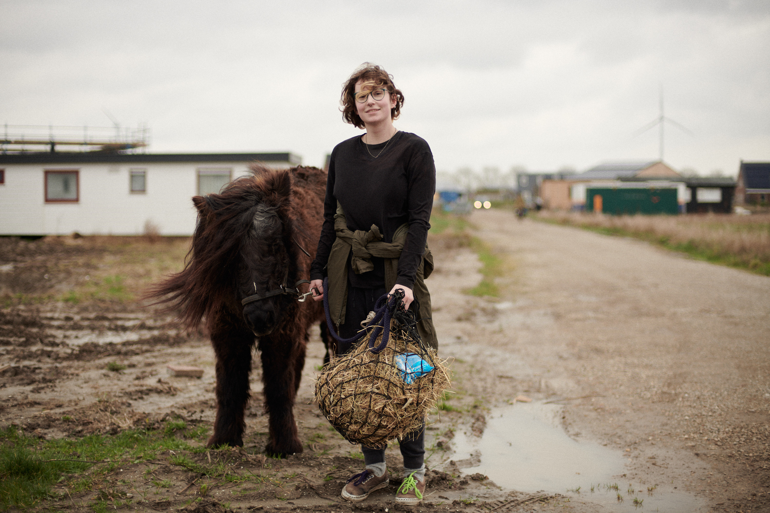 Documentair portretfotografie van een meisje met haar pony in Oosterwold Almere