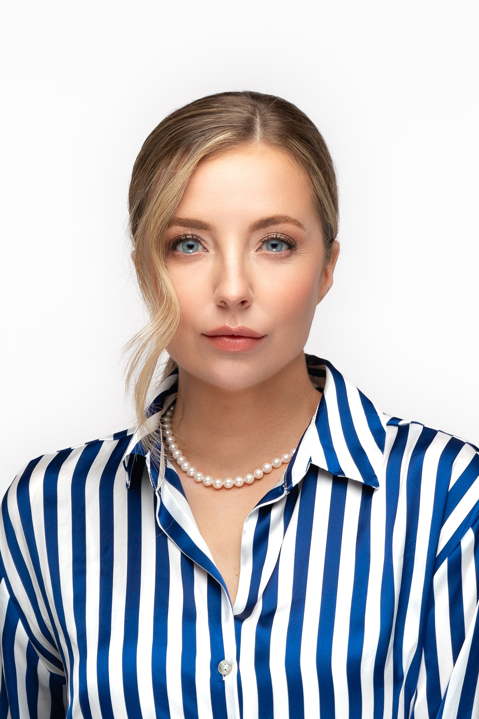 Professionelles Bewerbungsfoto Mannheim - Sympathische junge Frau vor weißem Hintergrund - LAV Fotostudio