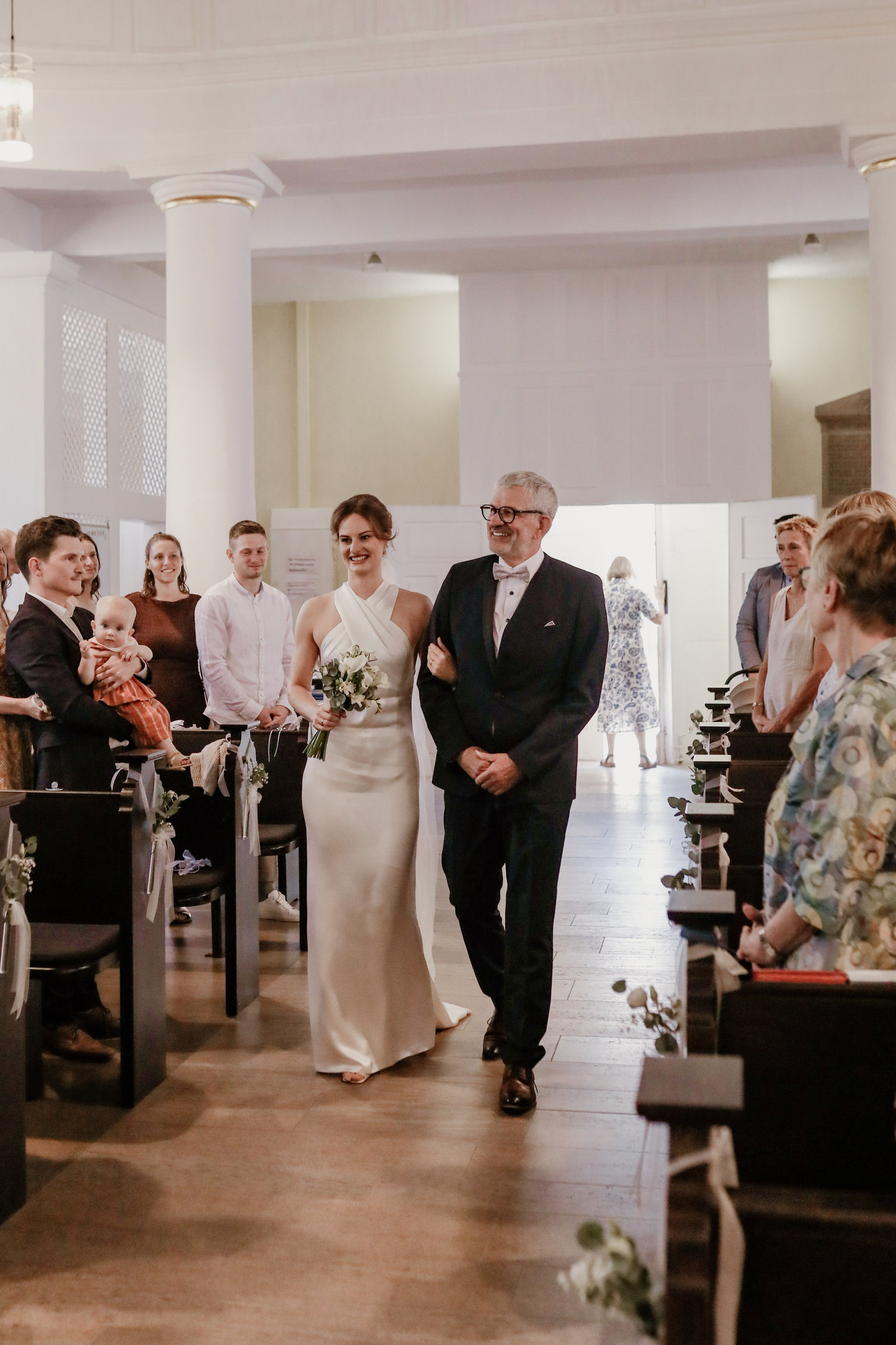 Kirchliche Trauung in Ruchheim – Braut betritt die Kirche während eines emotionalen Moments