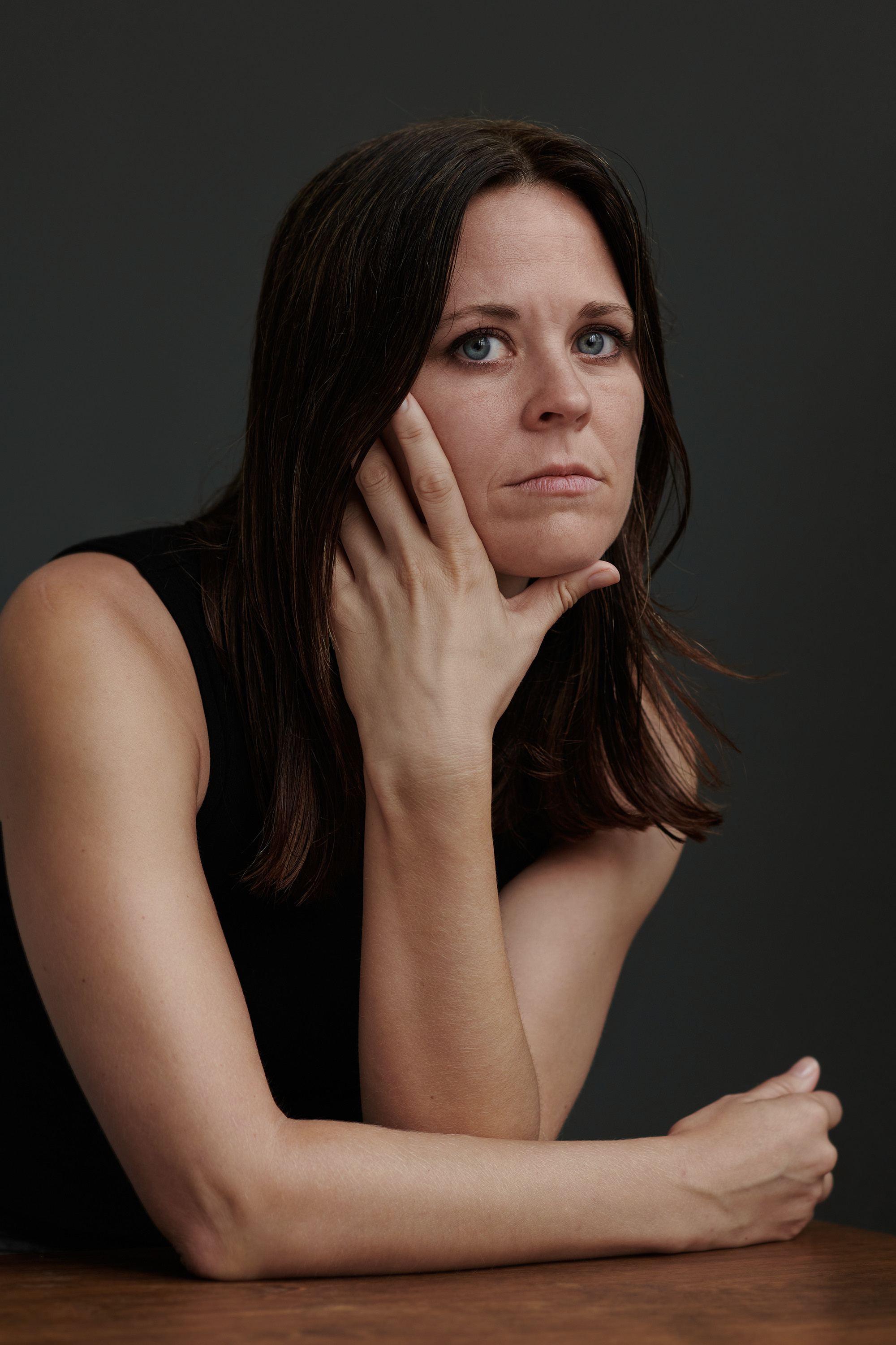 Bedrijfsfoto met zicht op identiteit, portret van een multidisciplinaire theatermaker die feministische thema's onderzoekt in haar werk.