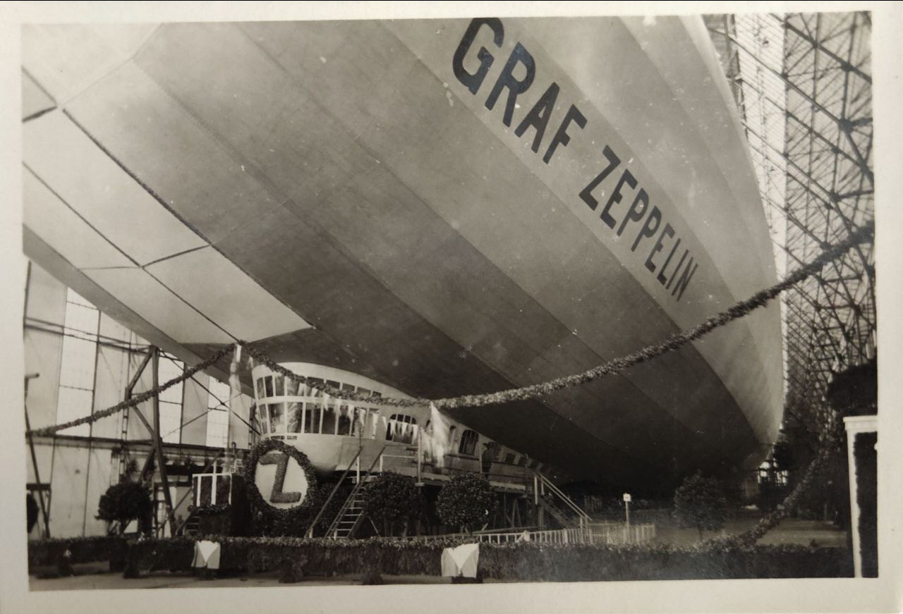 Stara pocztówka: sterowiec „Graf Zeppelin” i historia lotnictwa. Fotografka, kolekcjonerka starych pocztówek i twórczyni opowieści na styku przeszłości i życia osobistego. Irina Dainakova