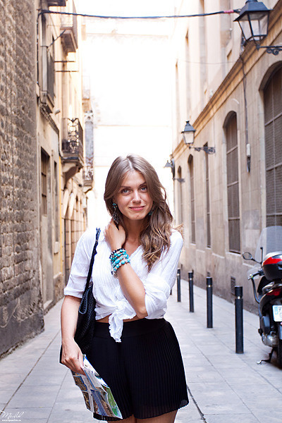 Street style photo shoot in Barcelona. Photographer in Barcelona Spain Maslik Yulia