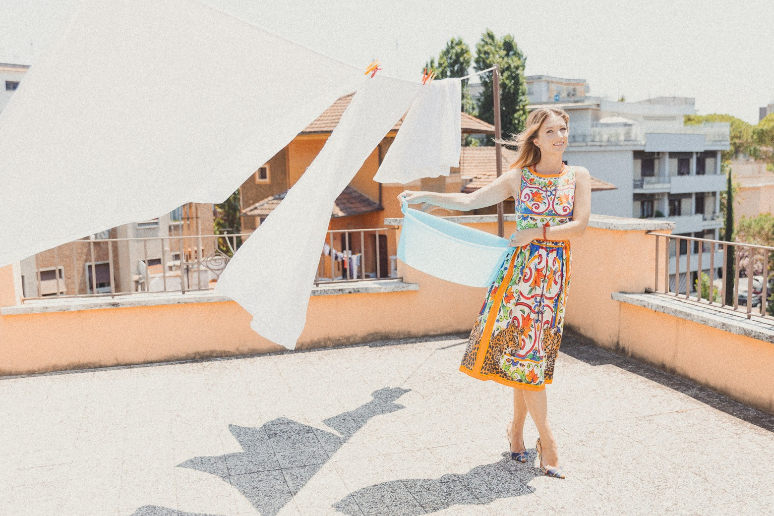 Photographer discussing shoot details with clients in a Roman café.